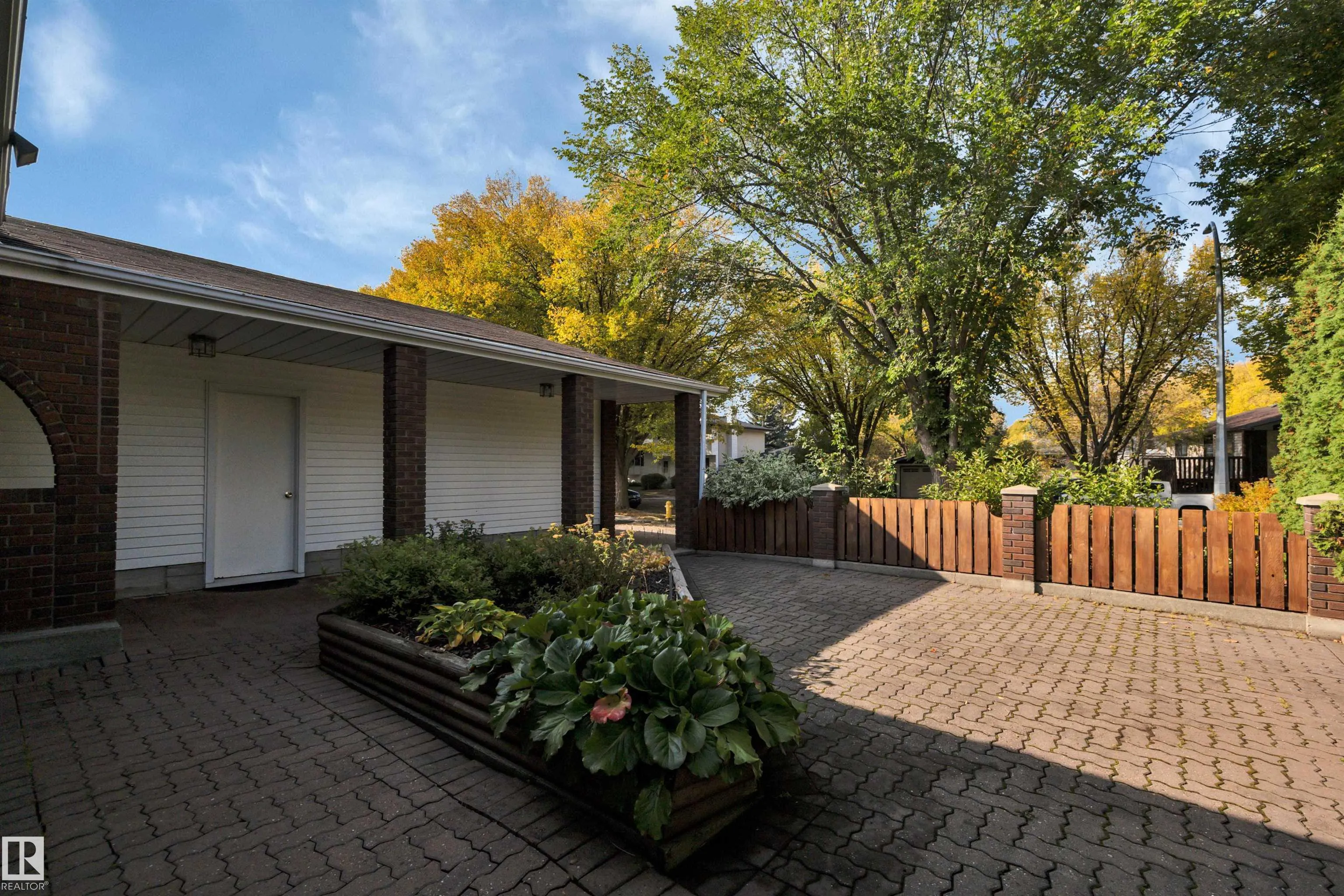56 FLEETWOOD Crescent