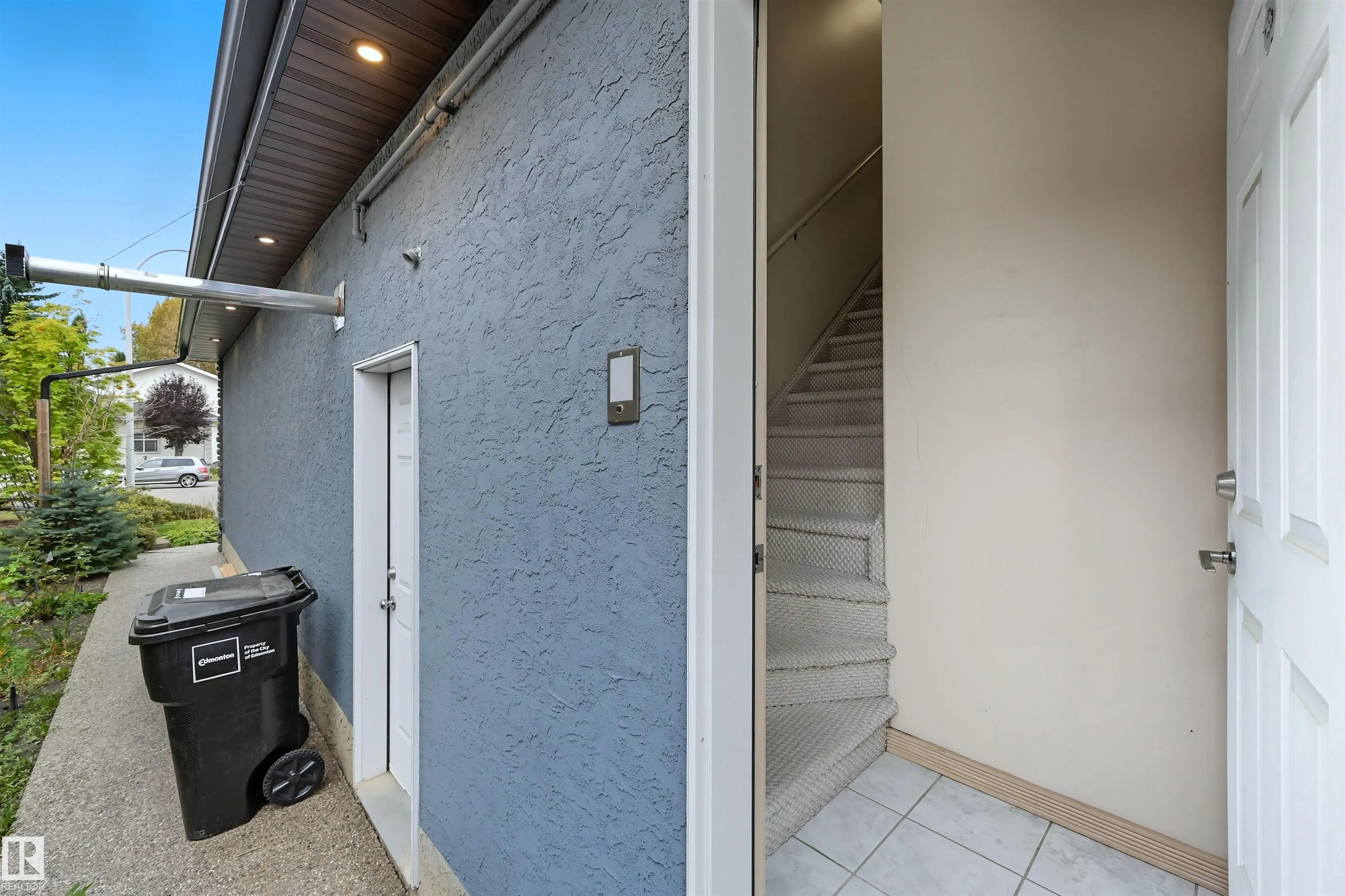 690 HENDERSON Street