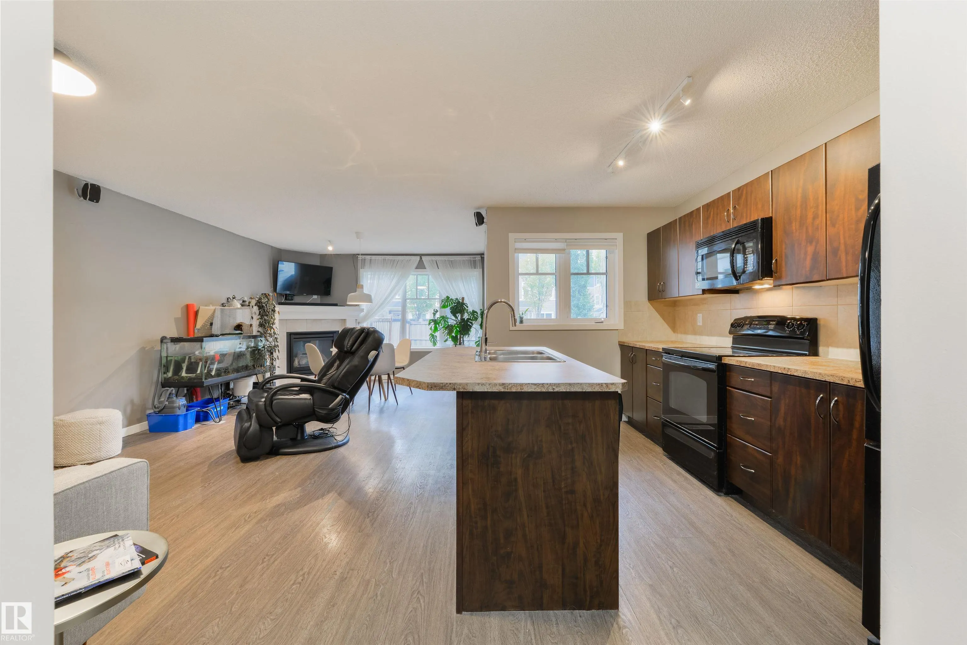 2219 AUSTIN Way