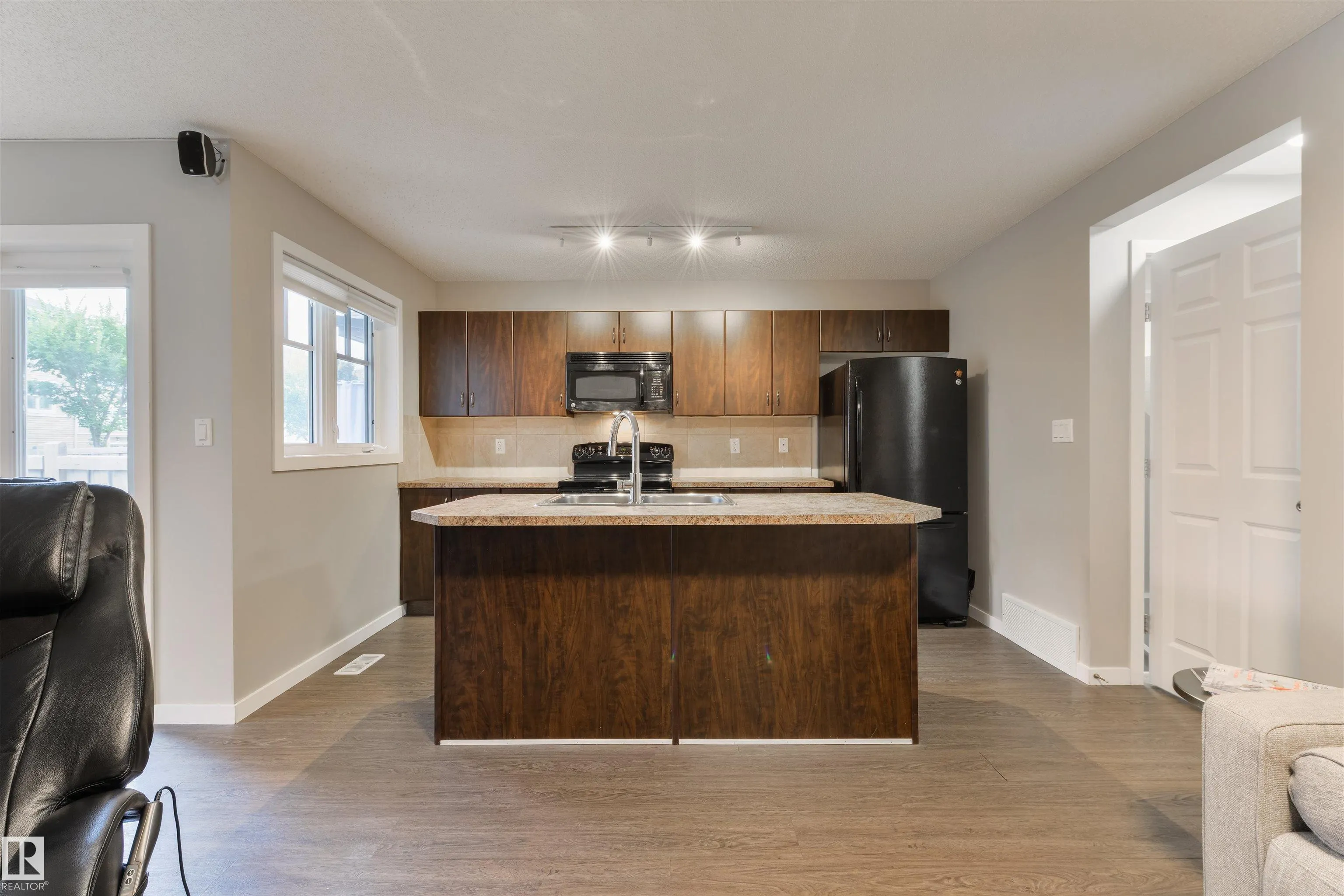 2219 AUSTIN Way