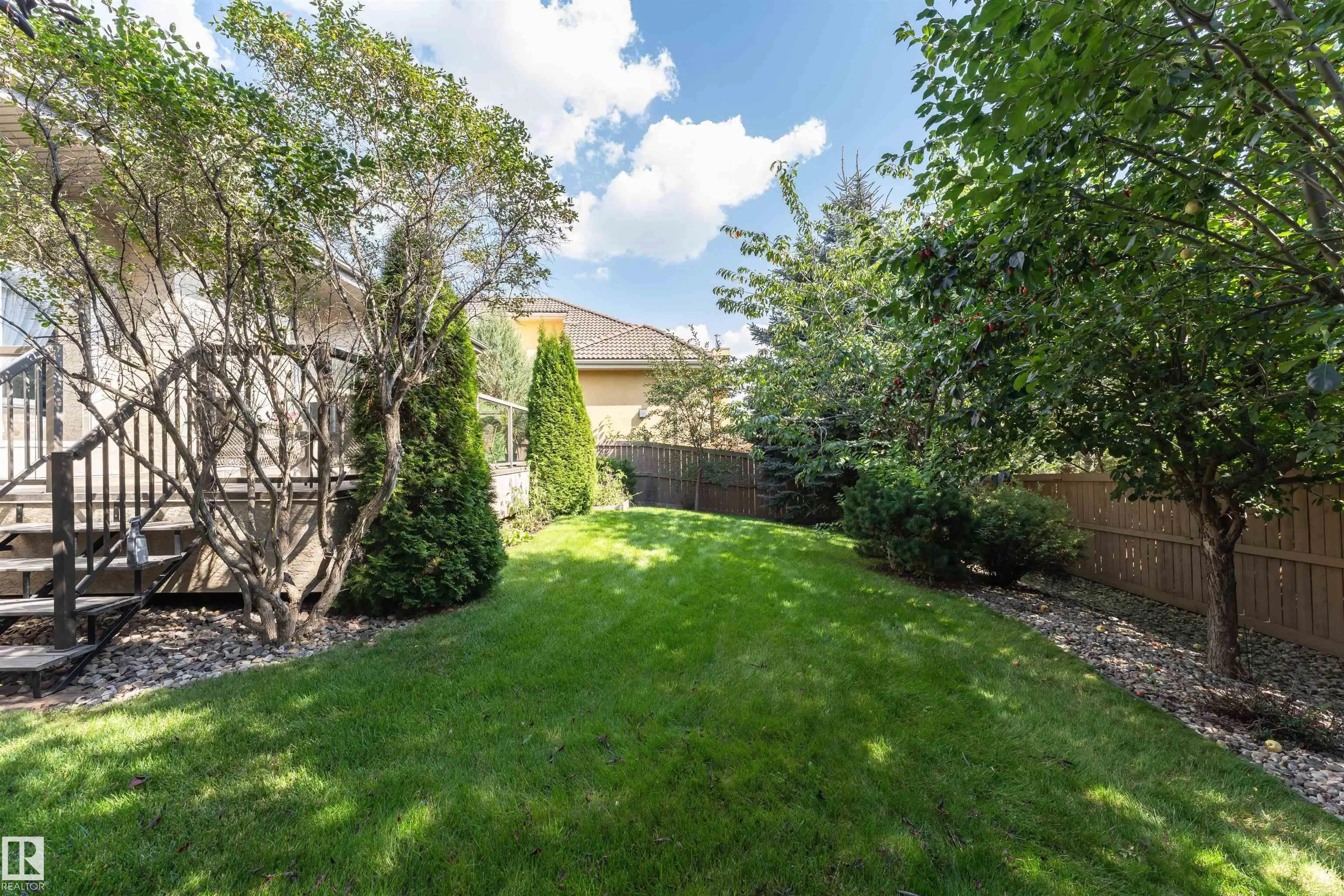 1203 HOLLANDS Close