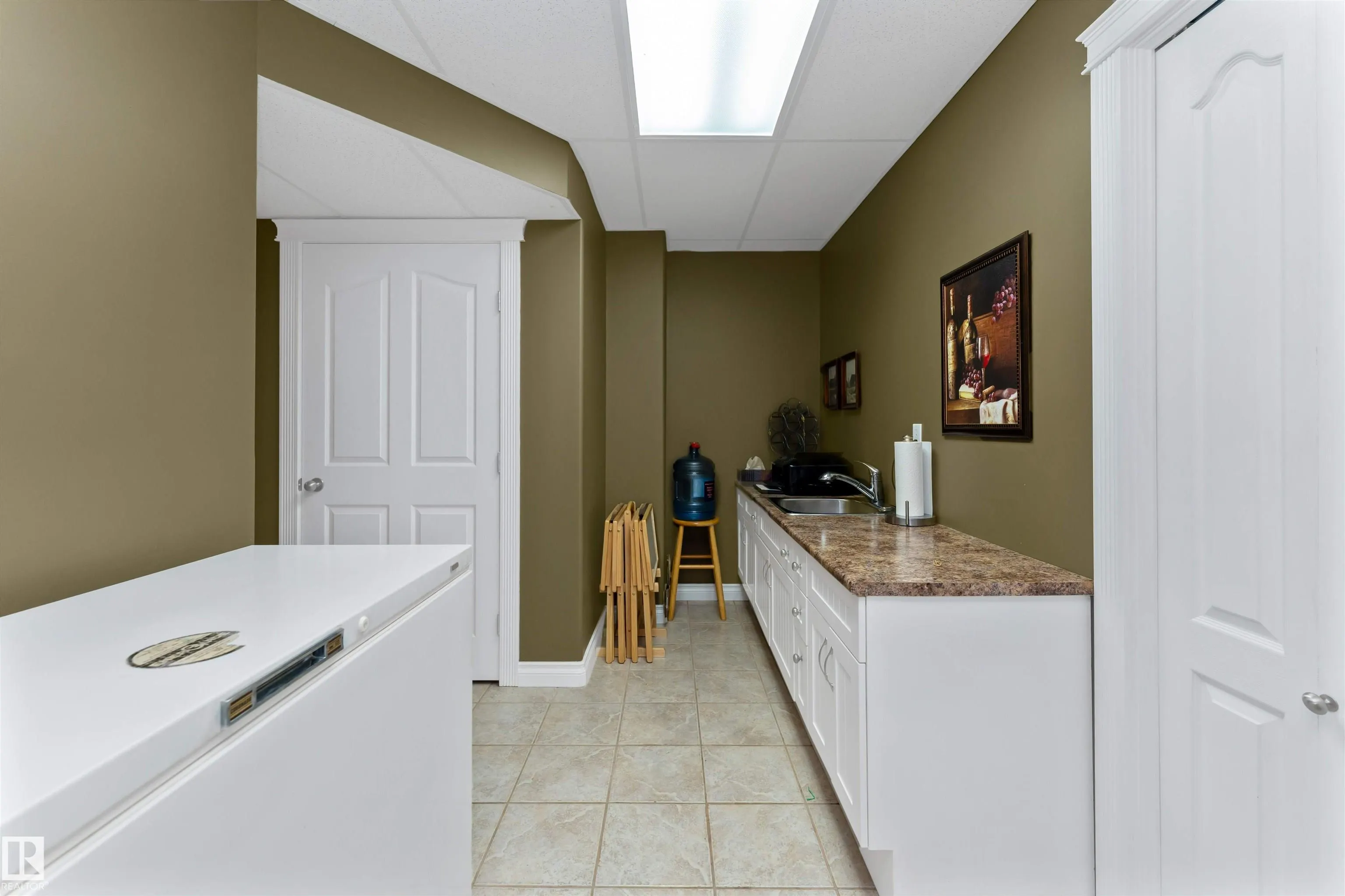 1203 HOLLANDS Close