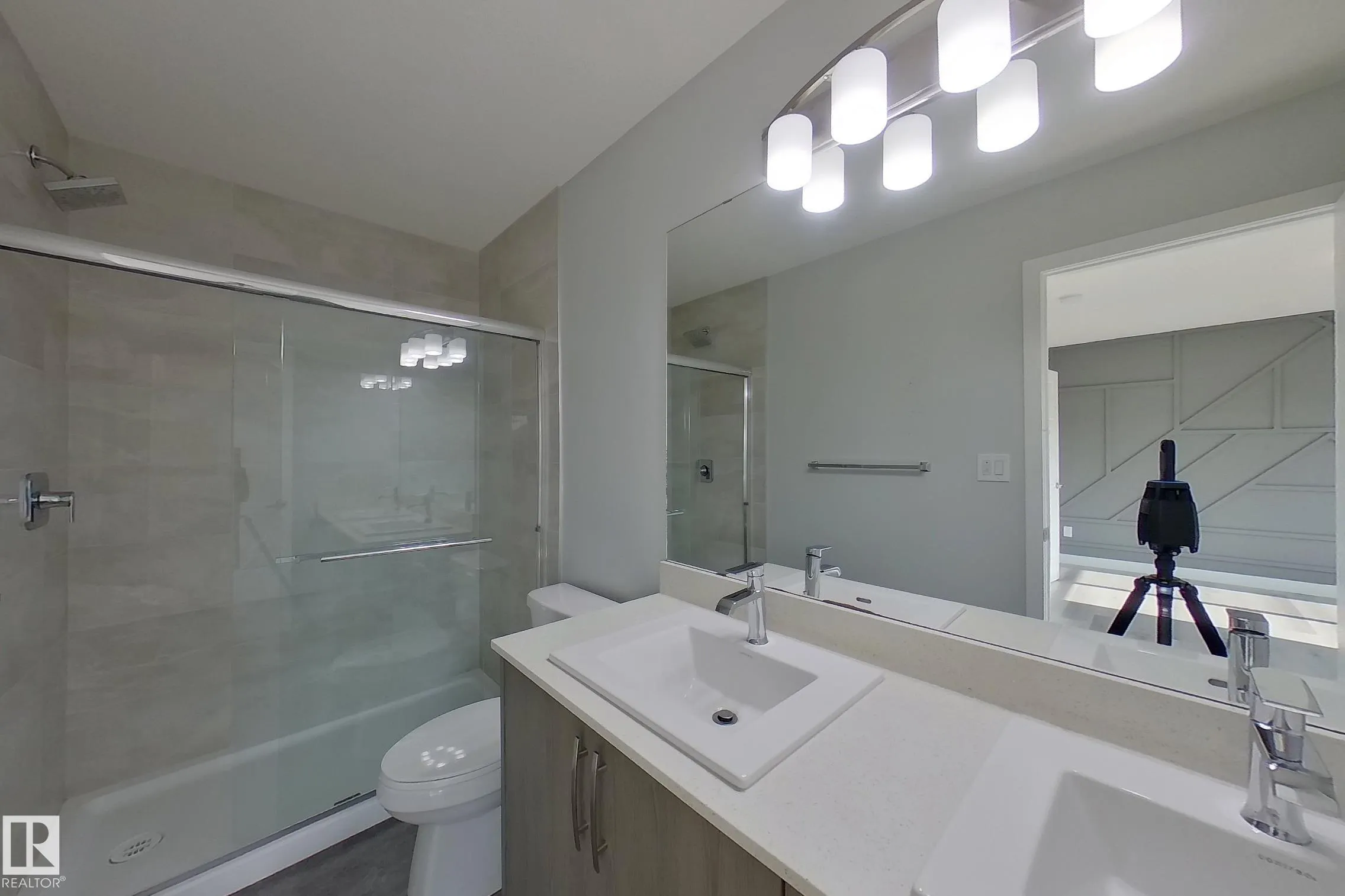1653 PLUM CIRCLE Circle