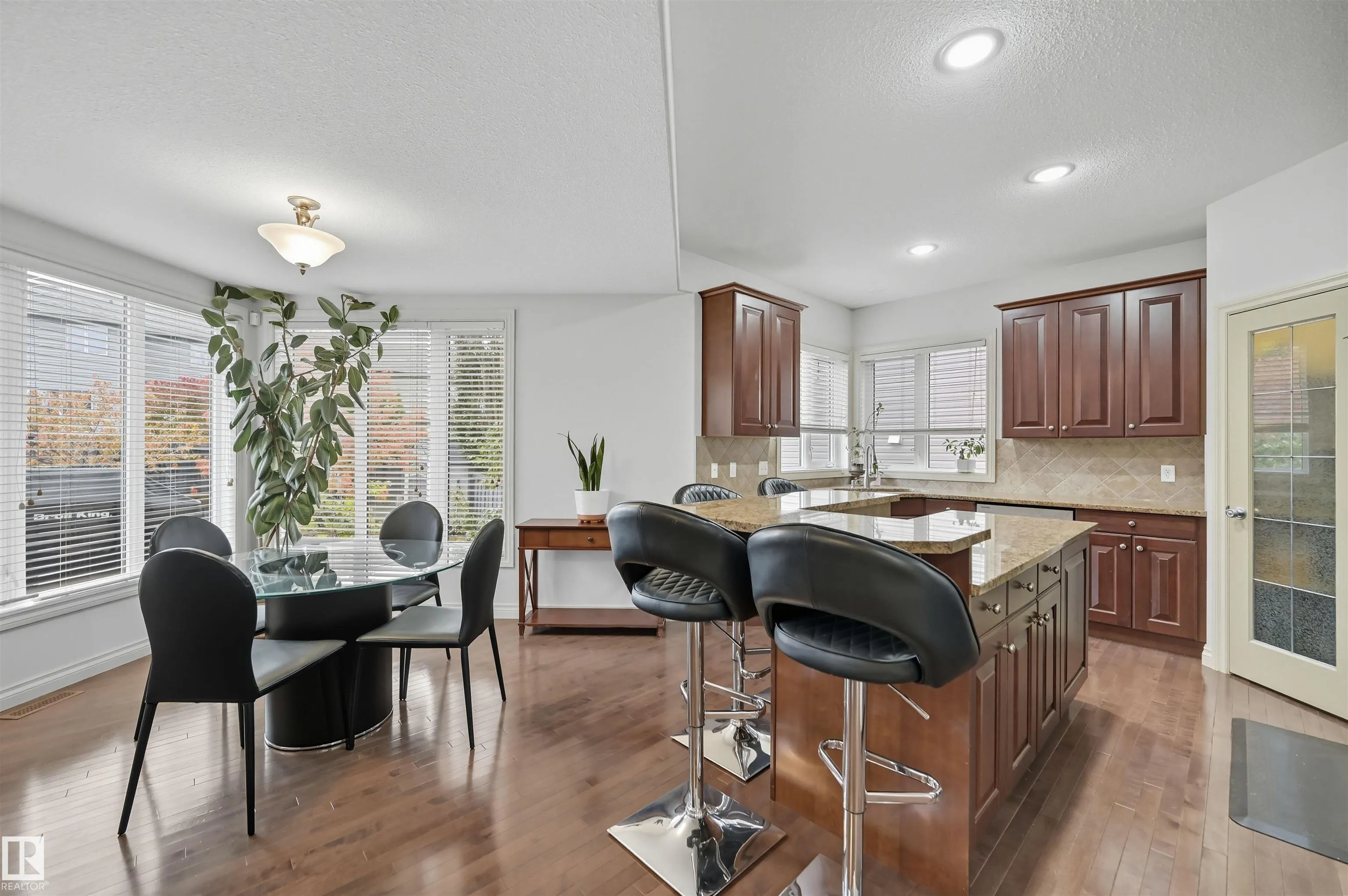 3411 MACNEIL Link