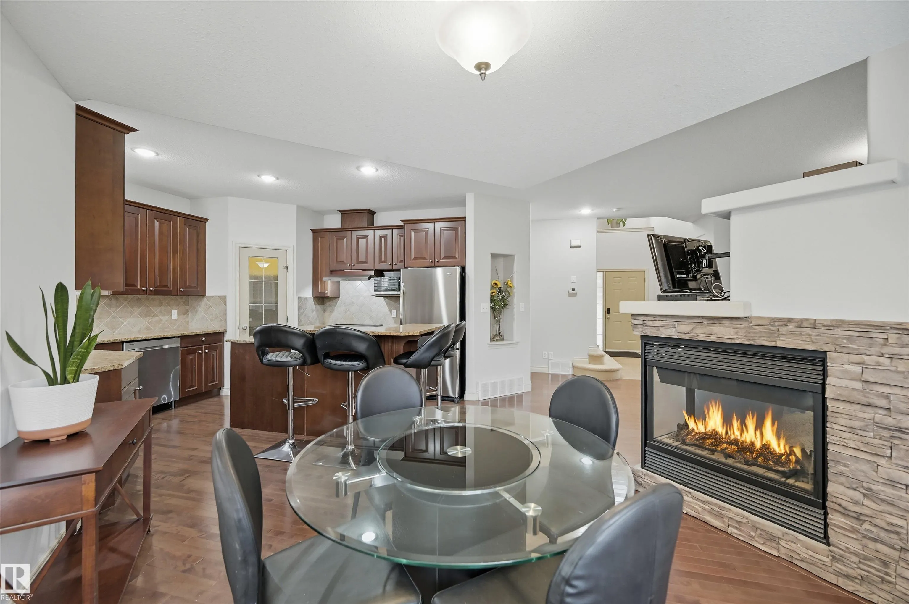 3411 MACNEIL Link