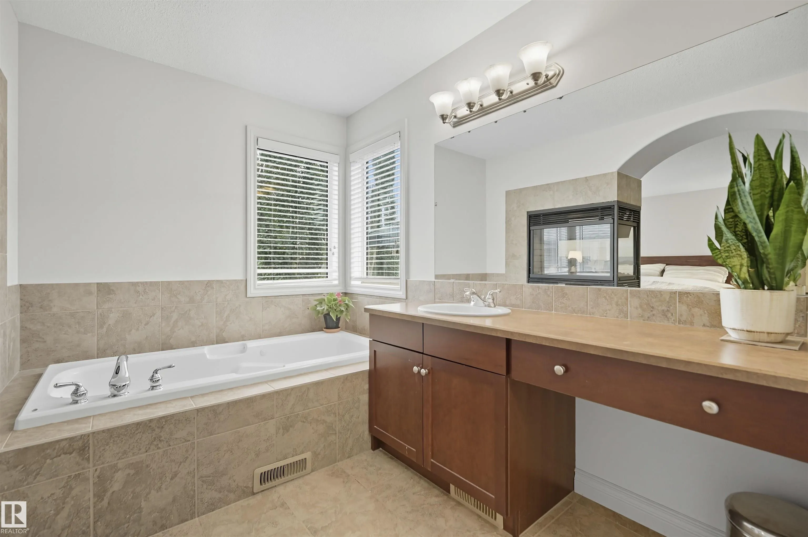 3411 MACNEIL Link