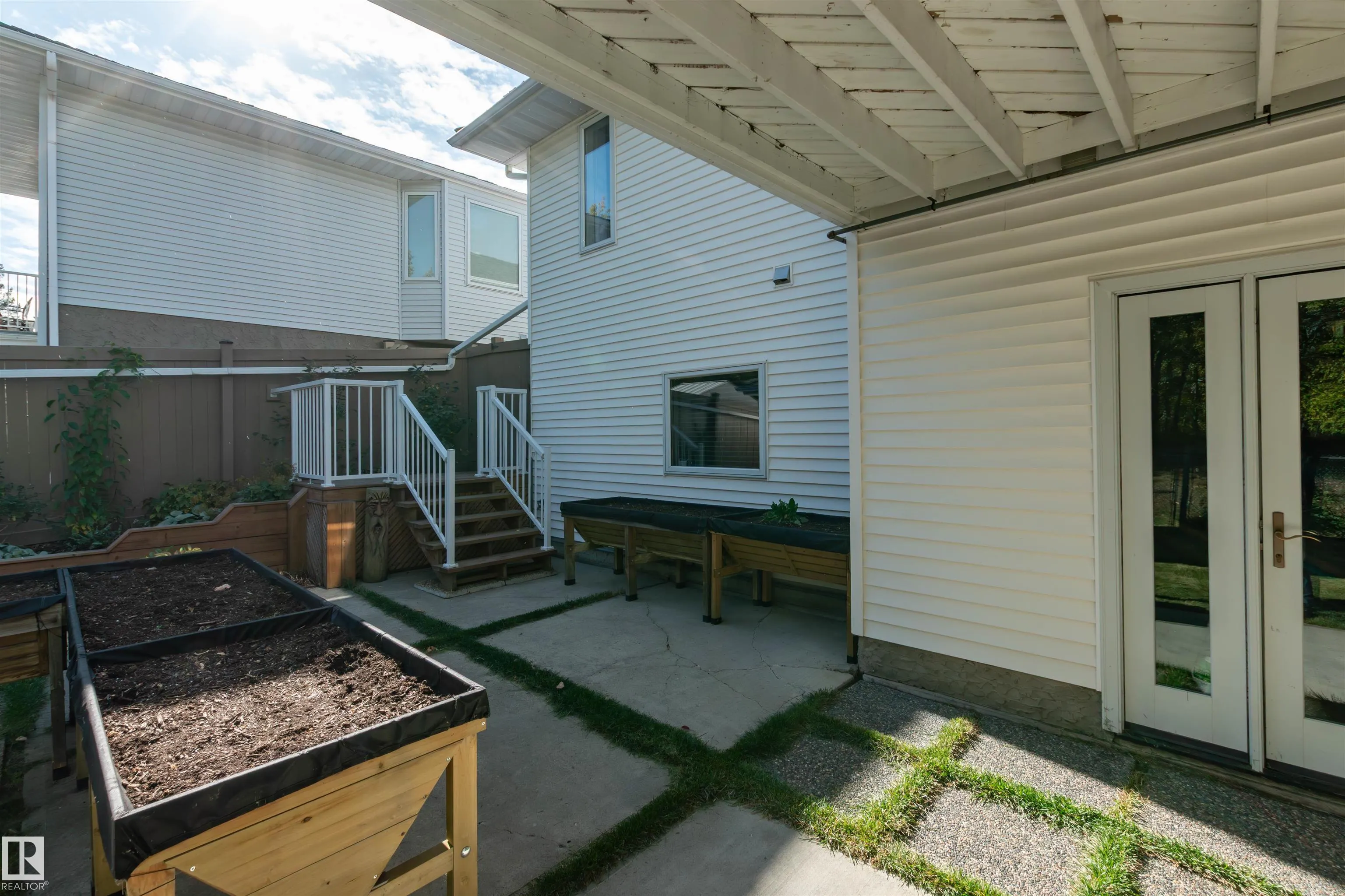 102 RIDGEMONT Crescent