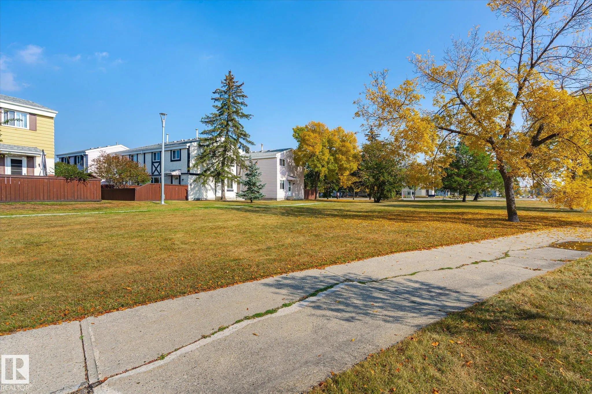 283 PRIMROSE GARDENS Gardens