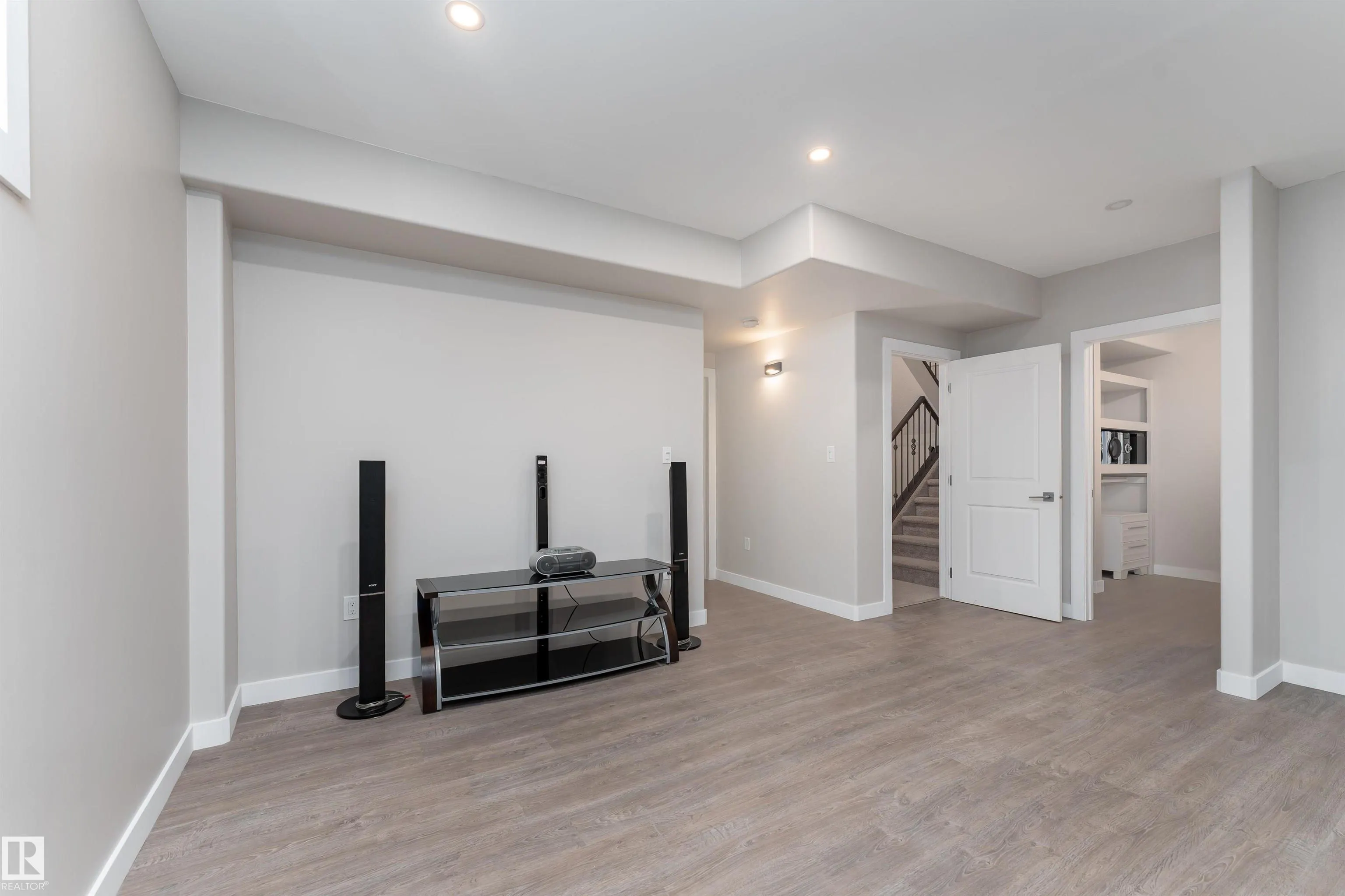 2504 AMERONGEN Crescent