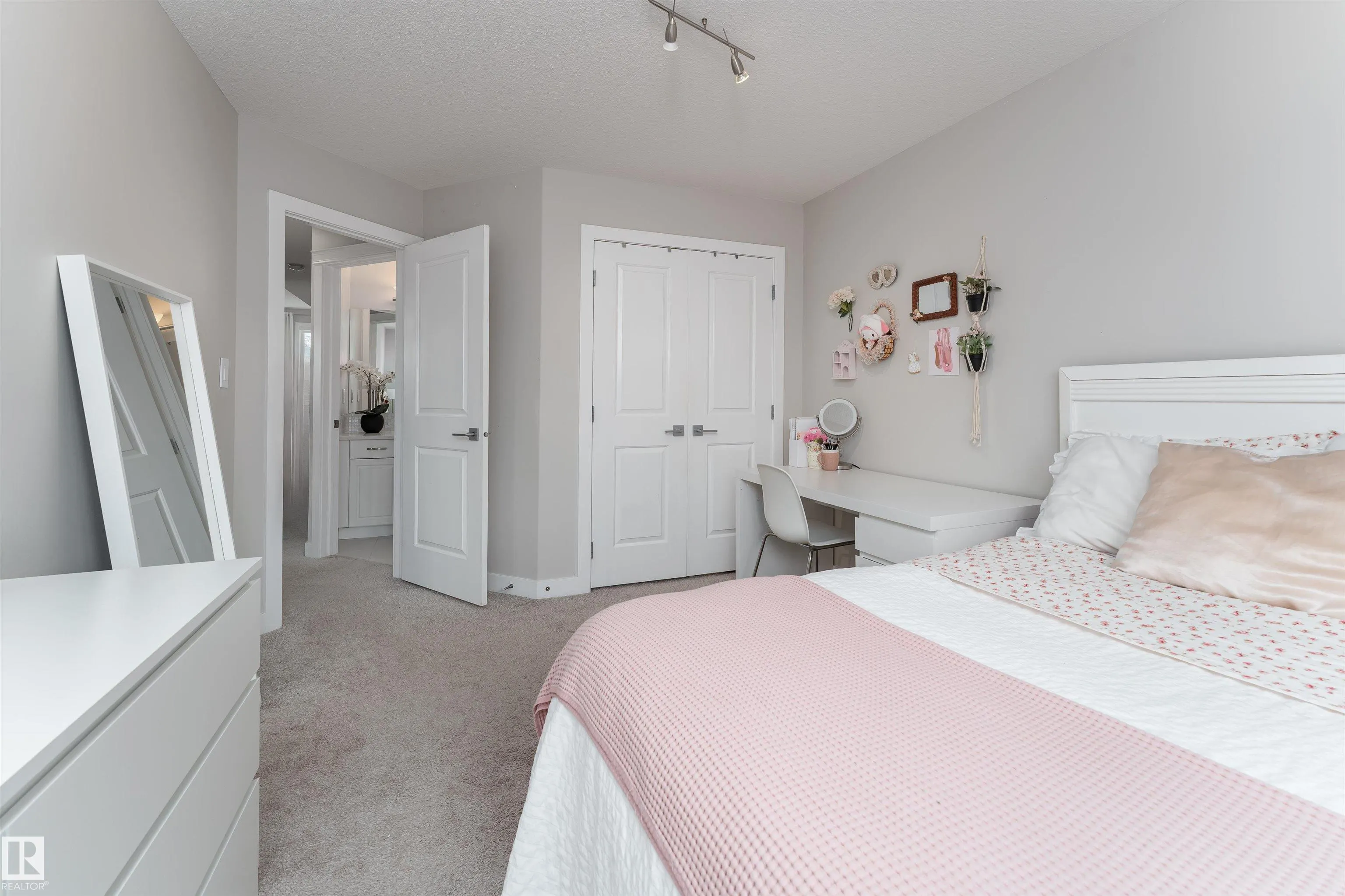 2504 AMERONGEN Crescent