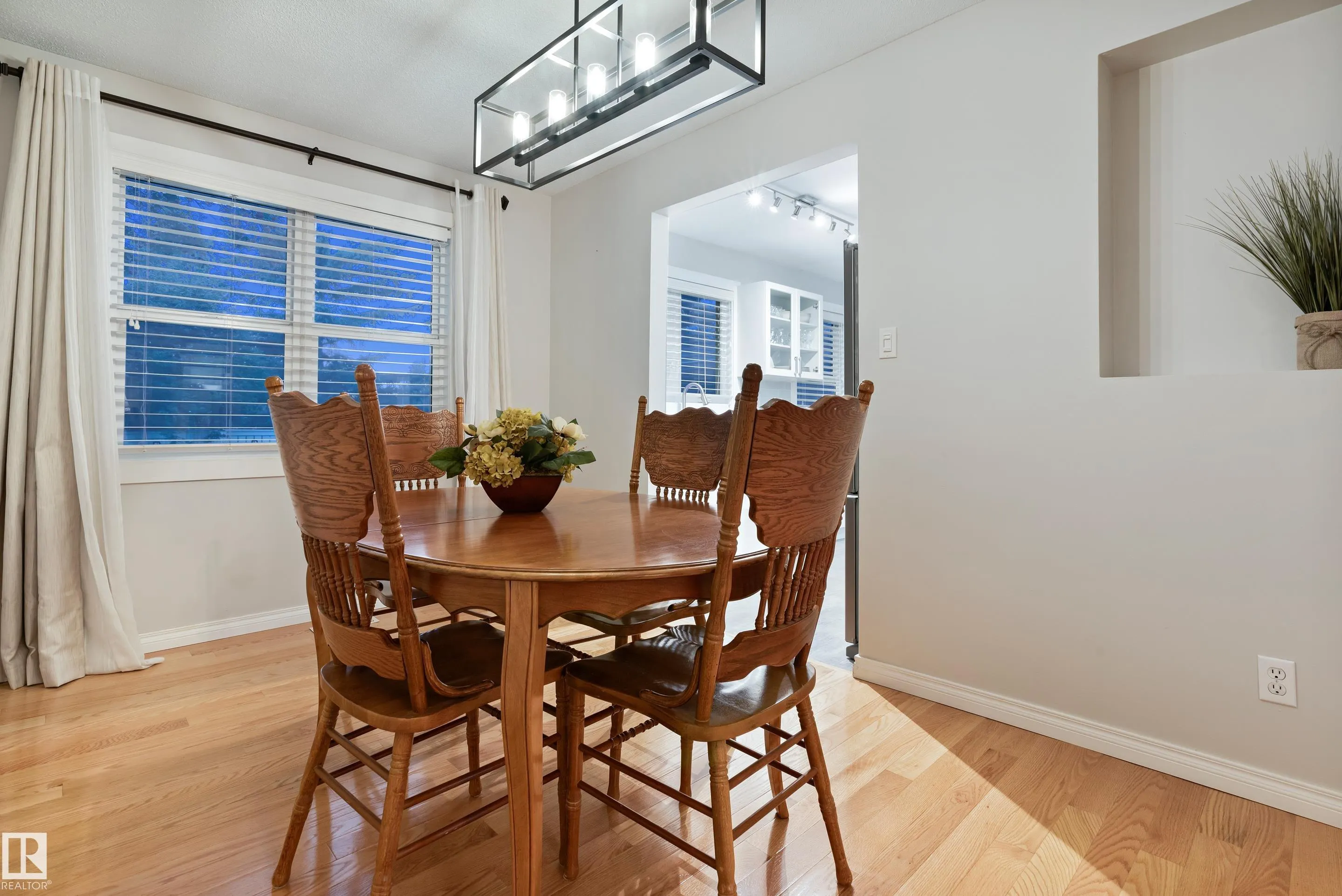 40 FERNWOOD Crescent