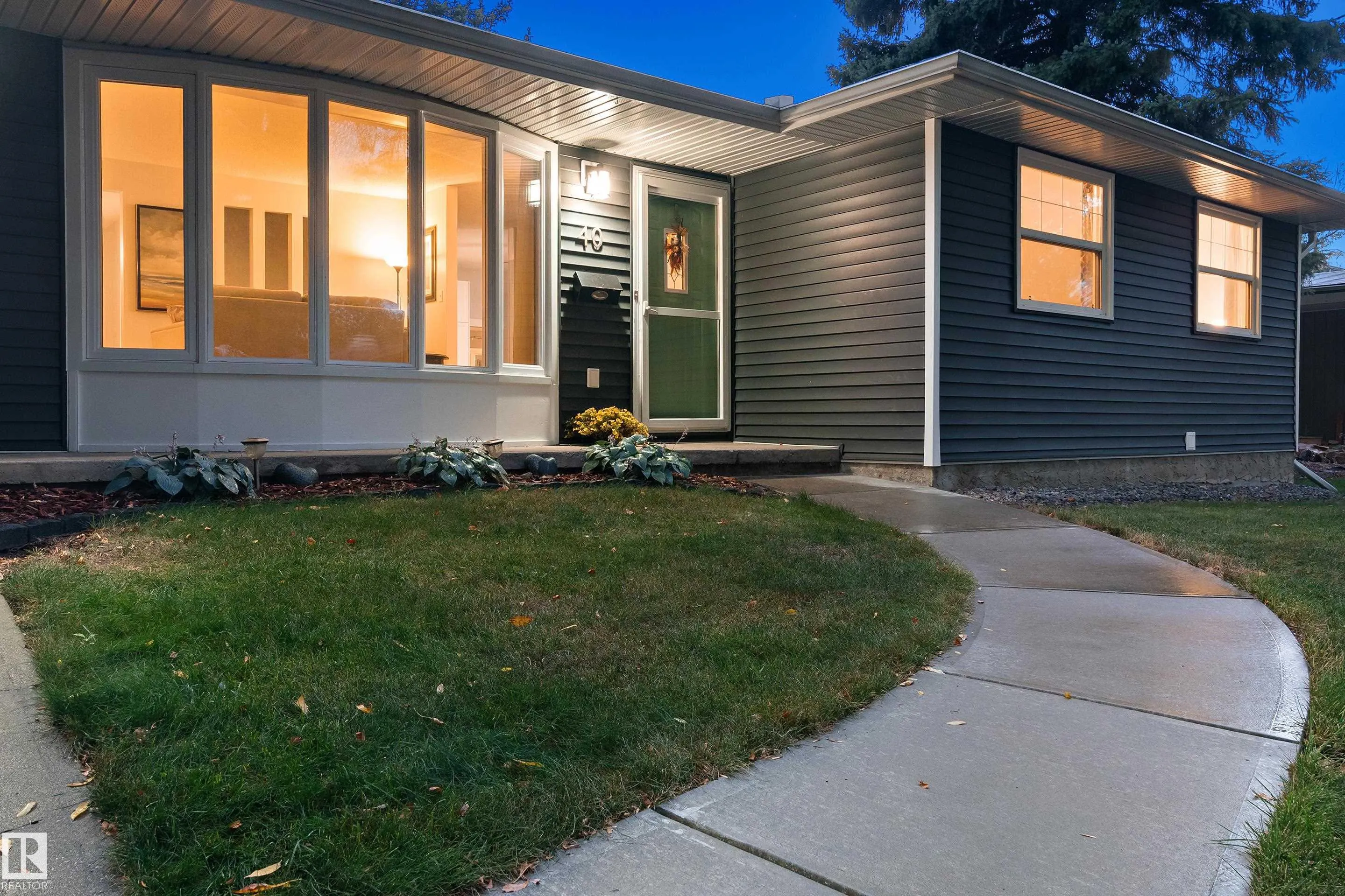 40 FERNWOOD Crescent