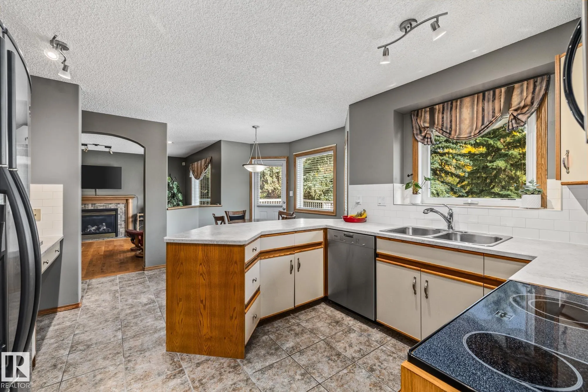 3 HARNOIS Place