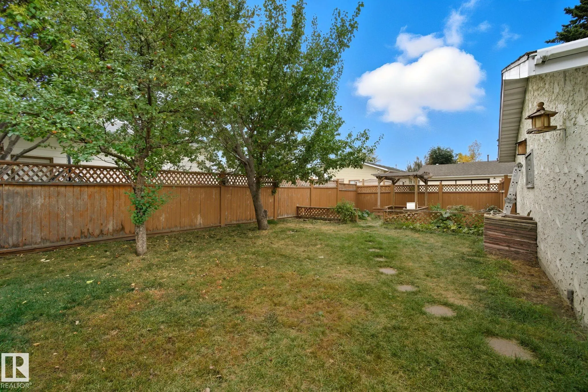 4 MILLER Avenue