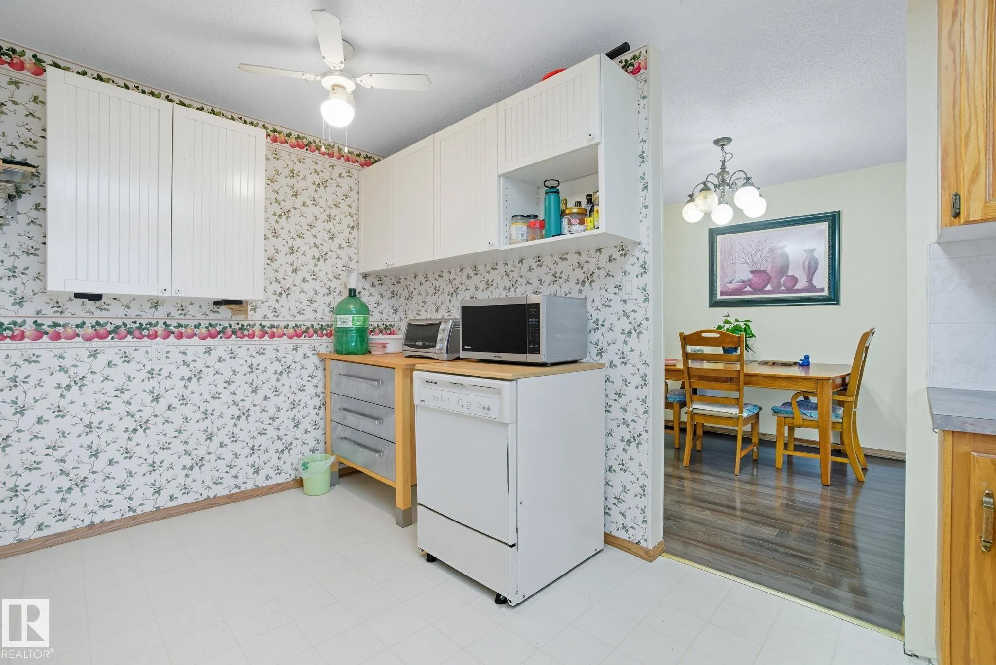 4 MILLER Avenue