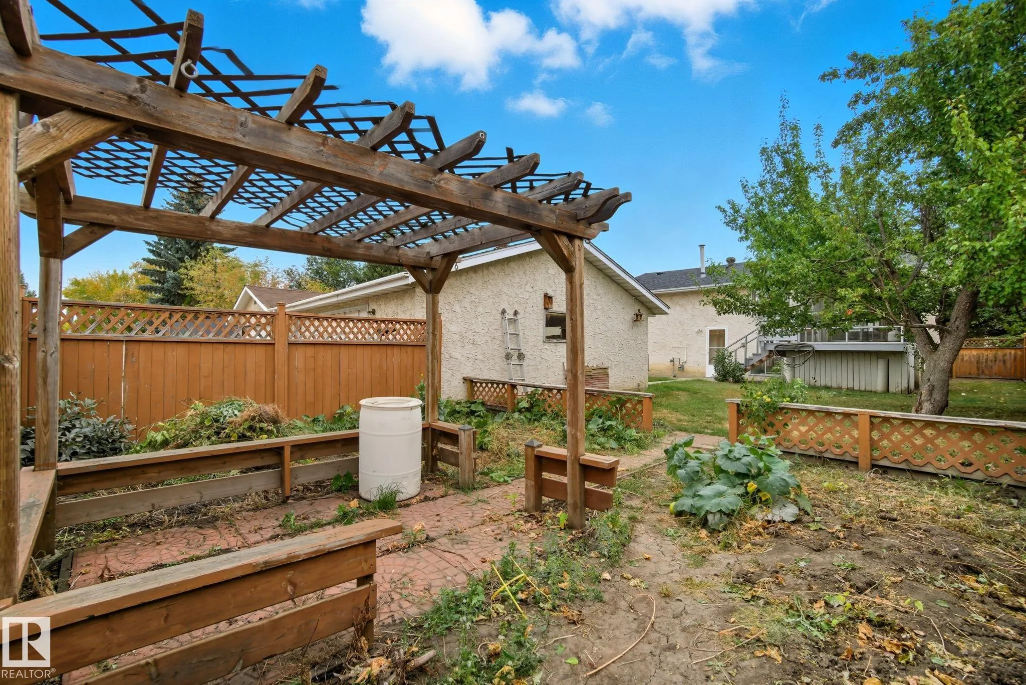 4 MILLER Avenue