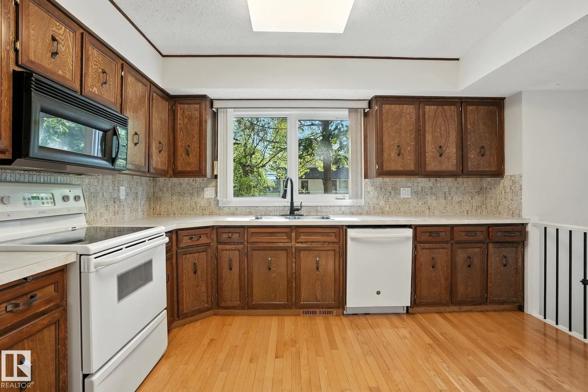 4 GLEN MEADOW Crescent