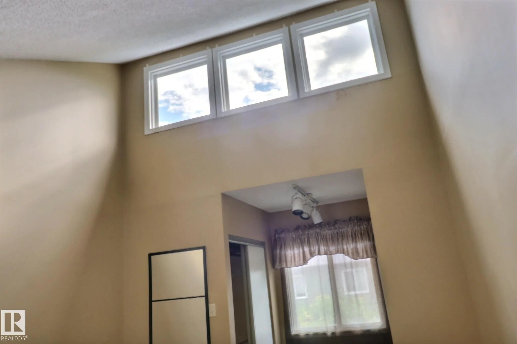 5383 HILL VIEW Crescent