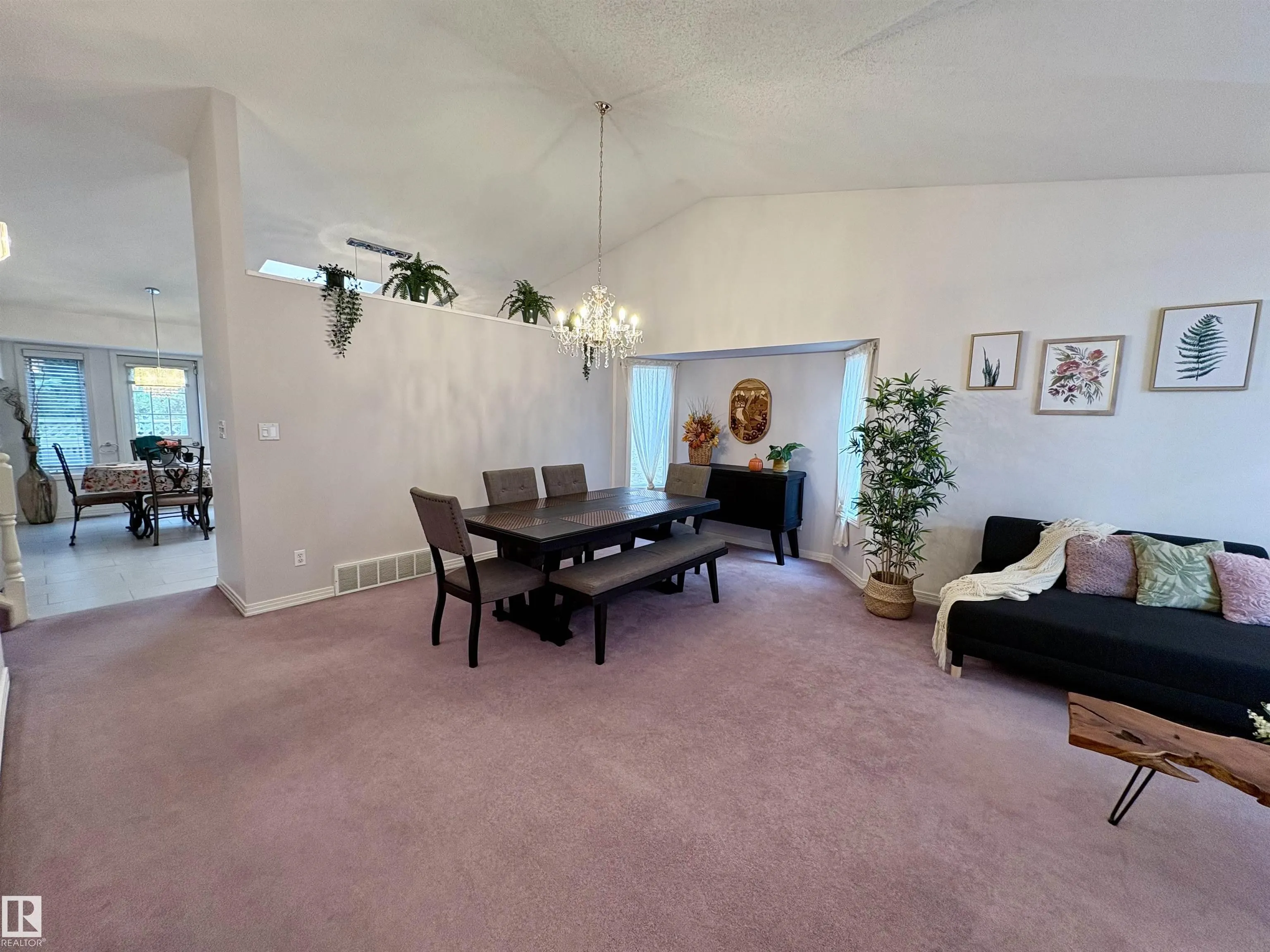 75 WOODSIDE Crescent