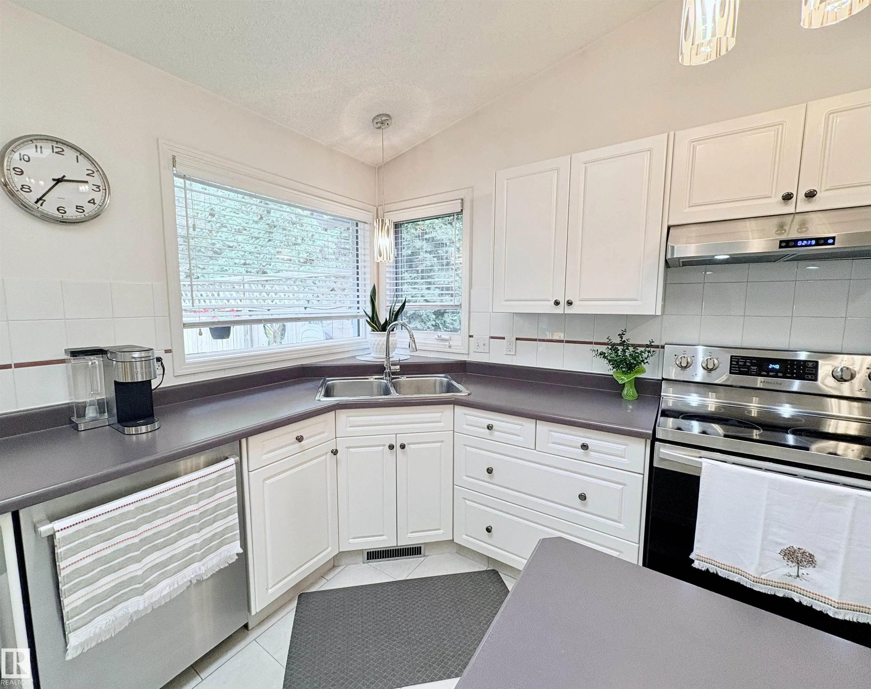 75 WOODSIDE Crescent