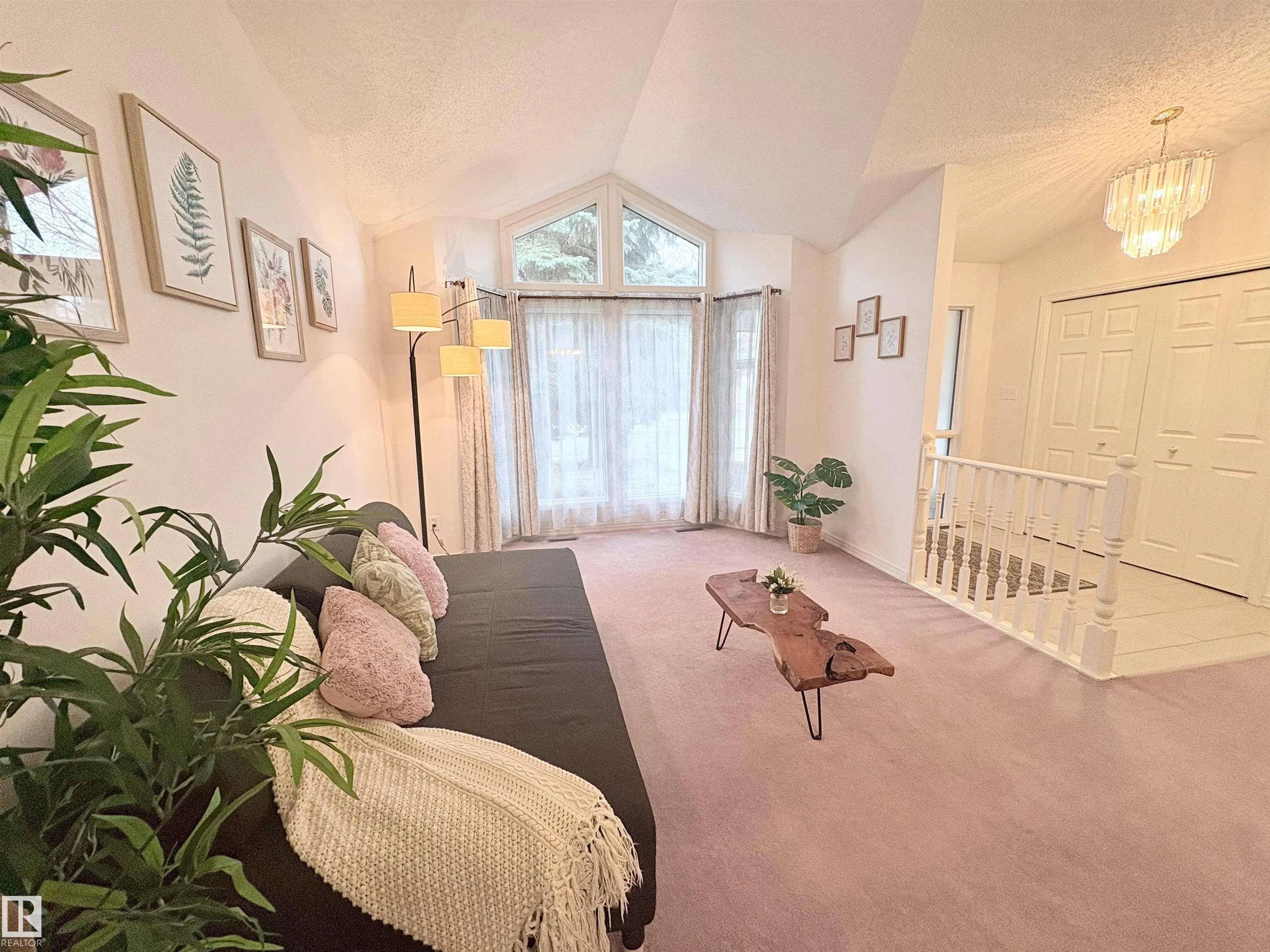 75 WOODSIDE Crescent