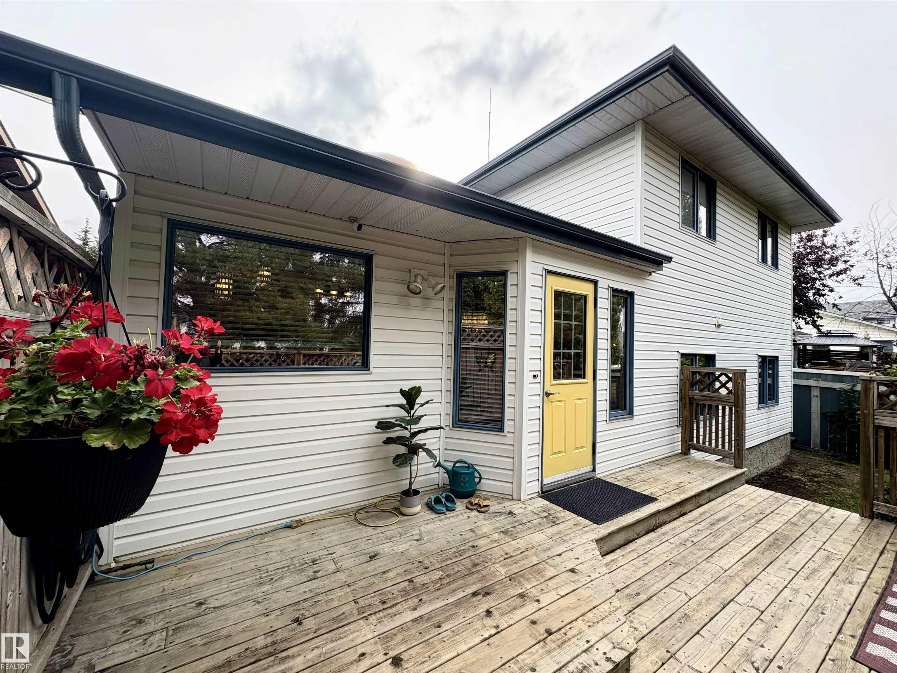 75 WOODSIDE Crescent