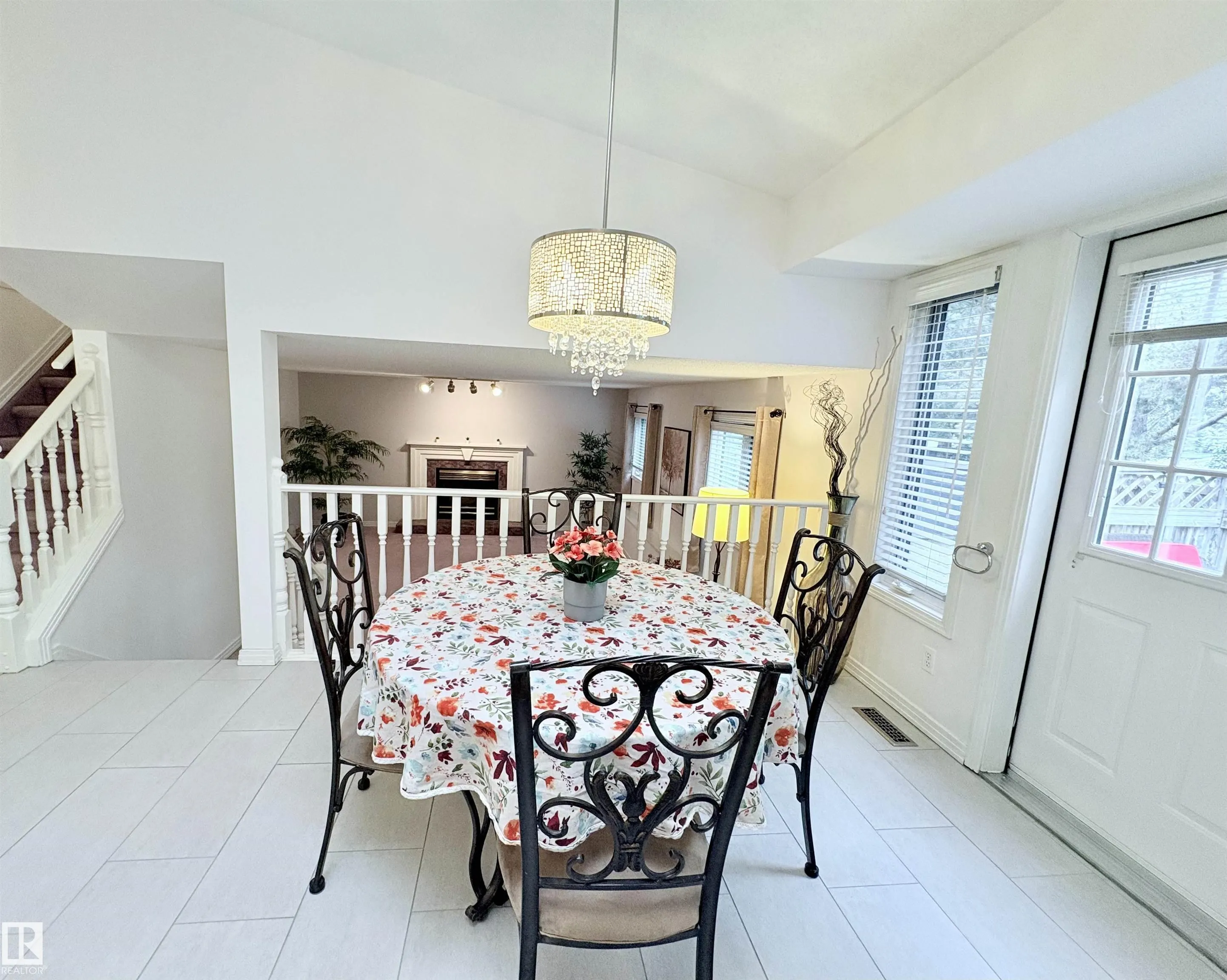 75 WOODSIDE Crescent