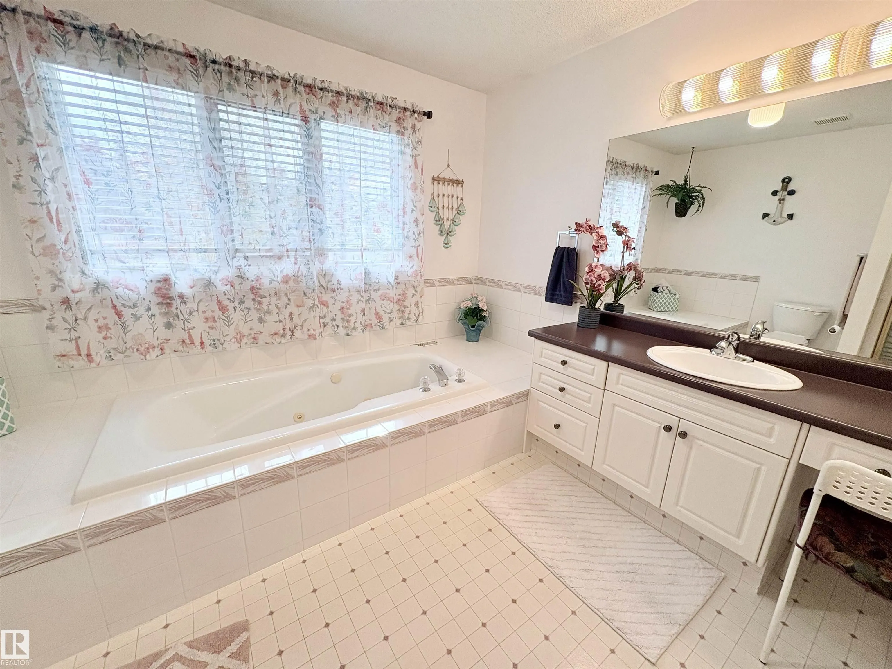 75 WOODSIDE Crescent