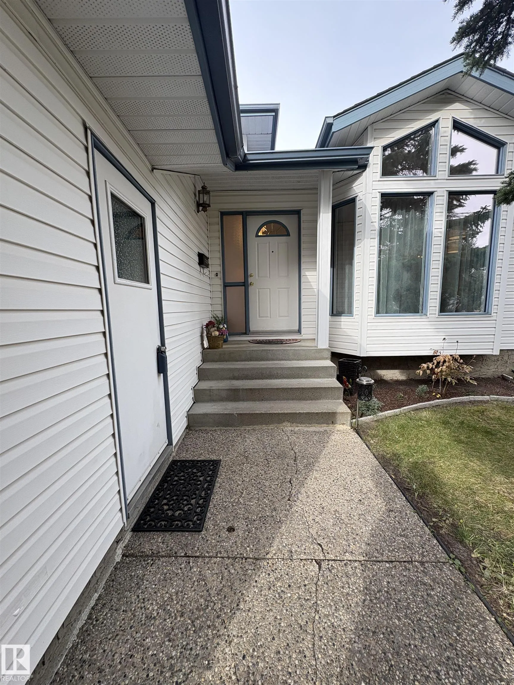 75 WOODSIDE Crescent