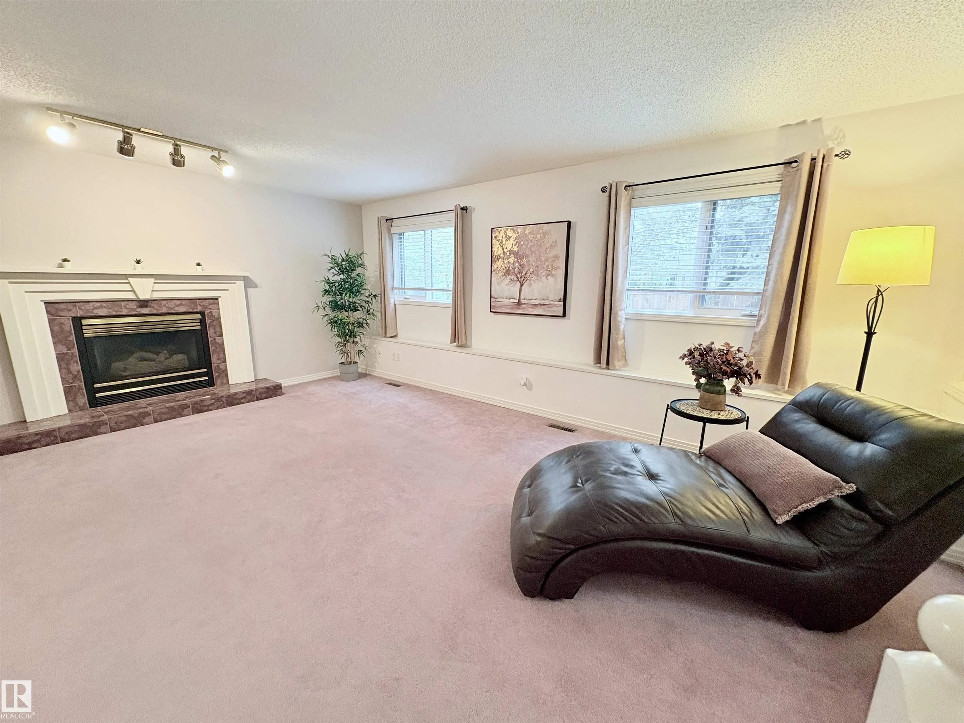 75 WOODSIDE Crescent