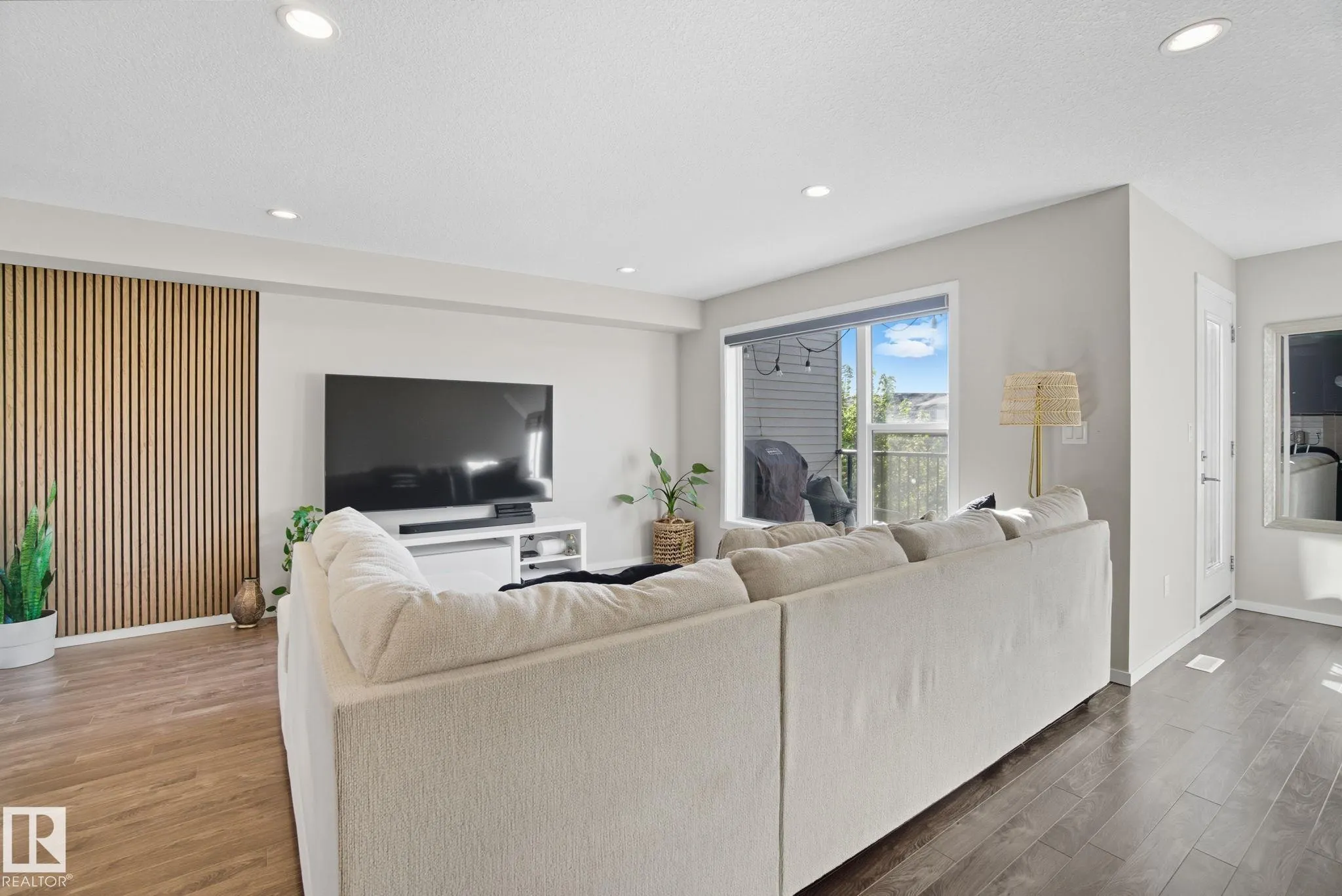 1075 ROSENTHAL Boulevard