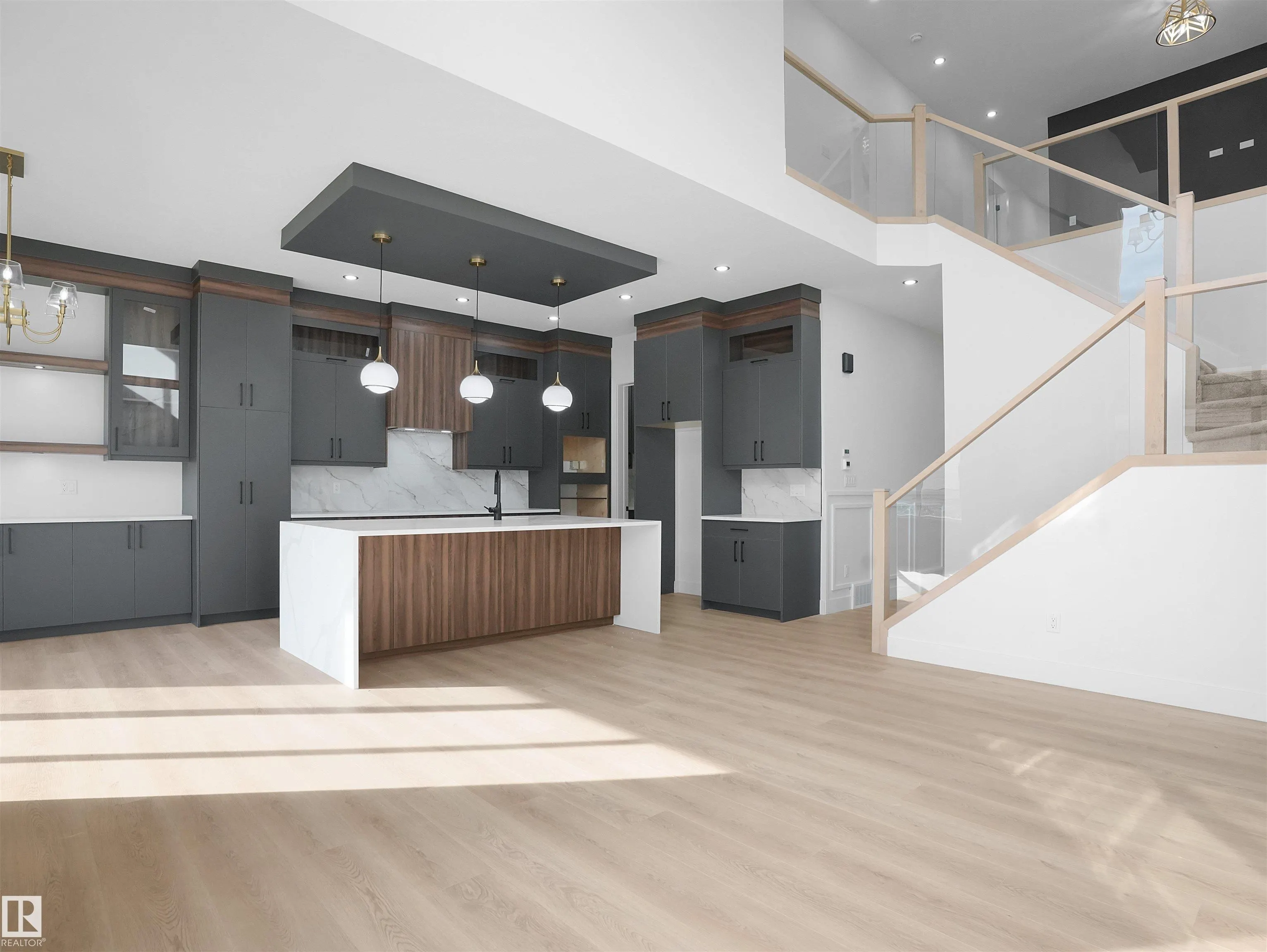 1113 GYRFALCON Crescent