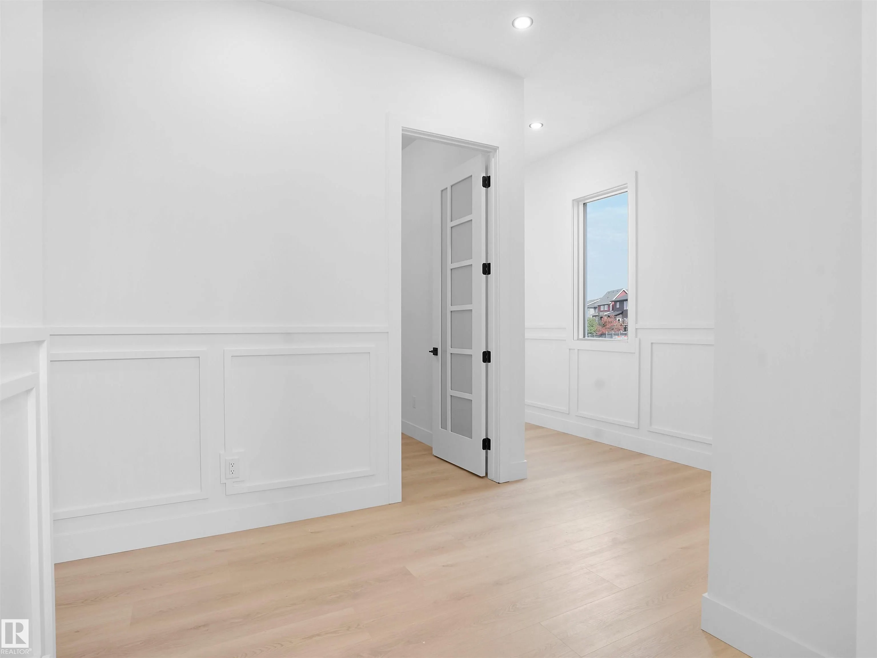 1113 GYRFALCON Crescent