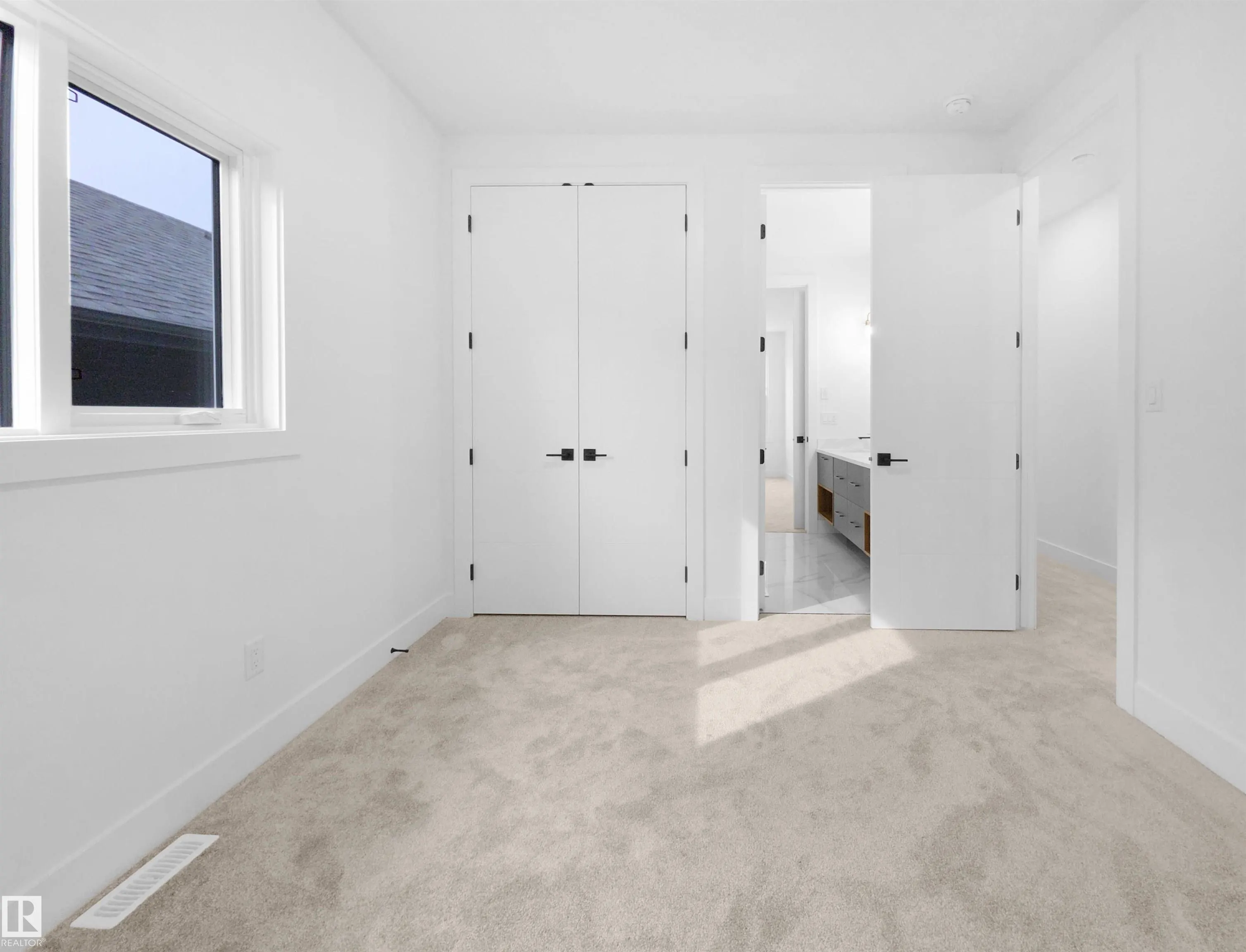 1113 GYRFALCON Crescent
