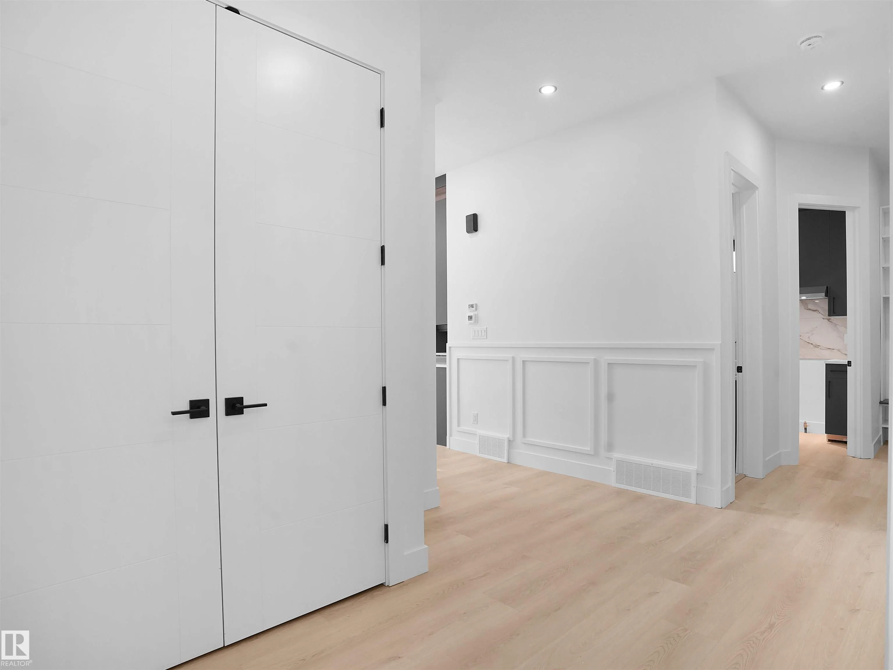 1113 GYRFALCON Crescent