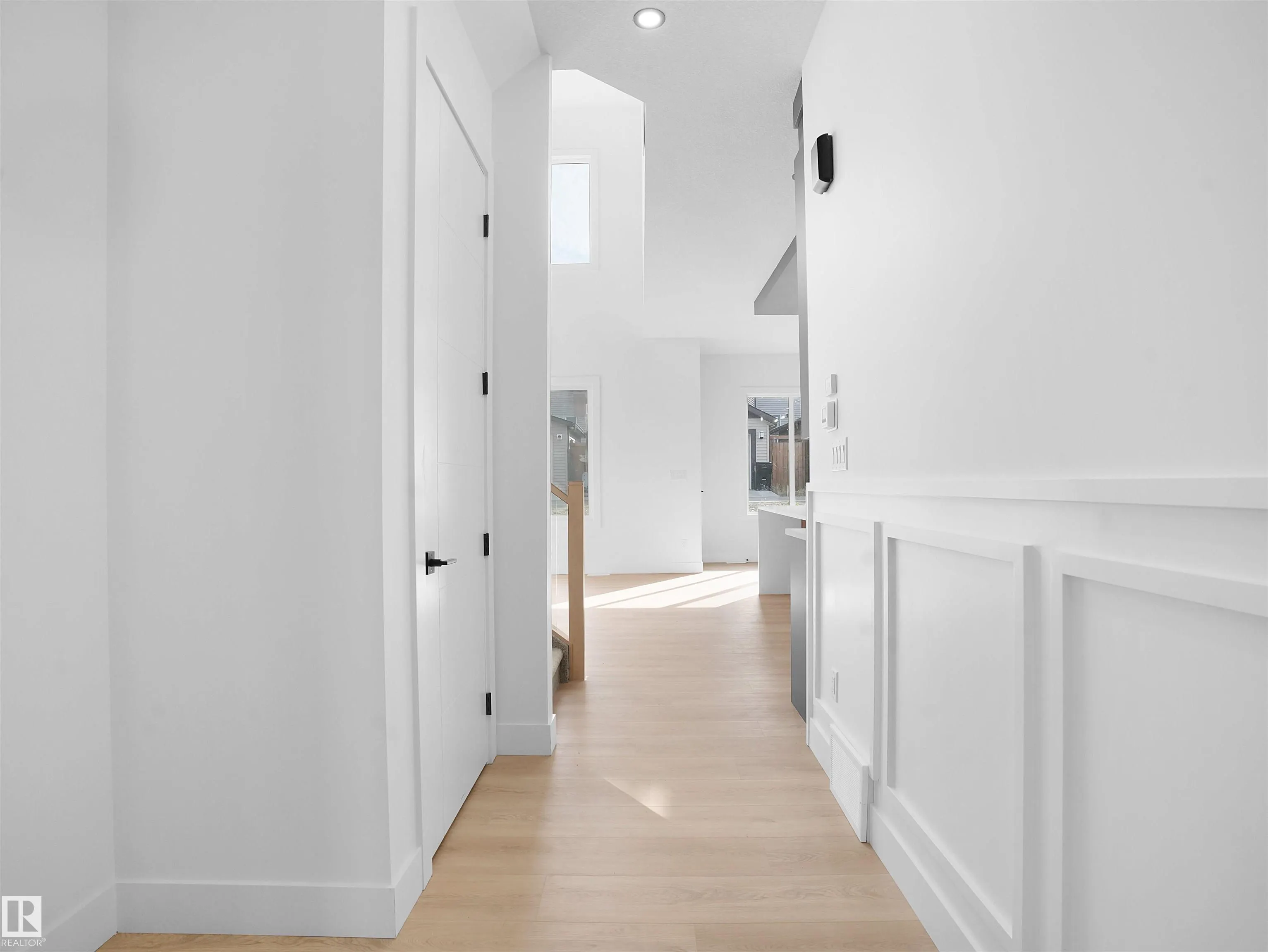 1113 GYRFALCON Crescent