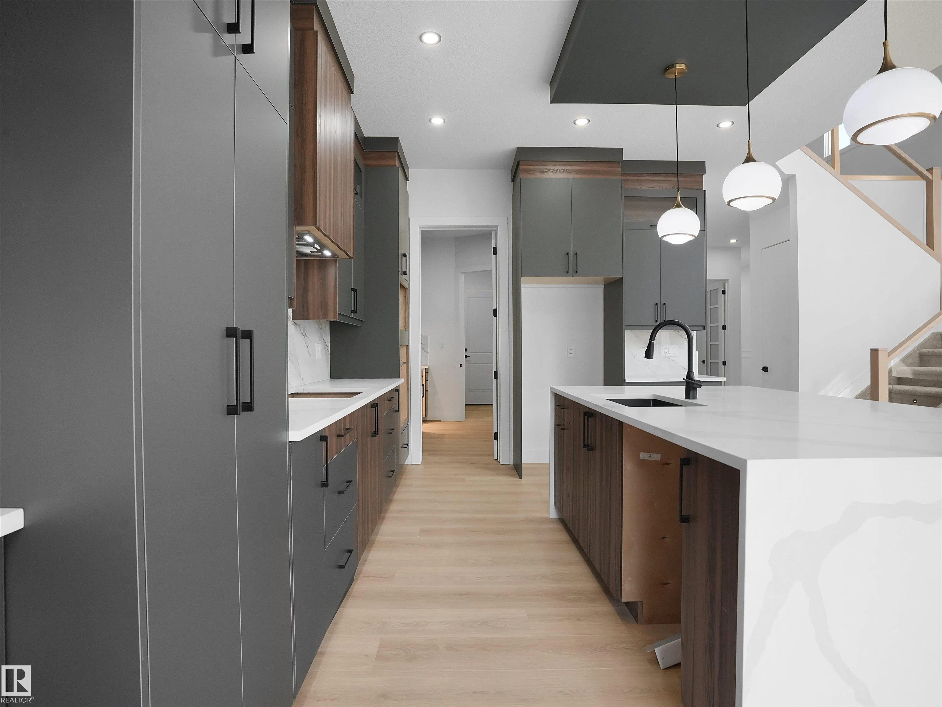 1113 GYRFALCON Crescent