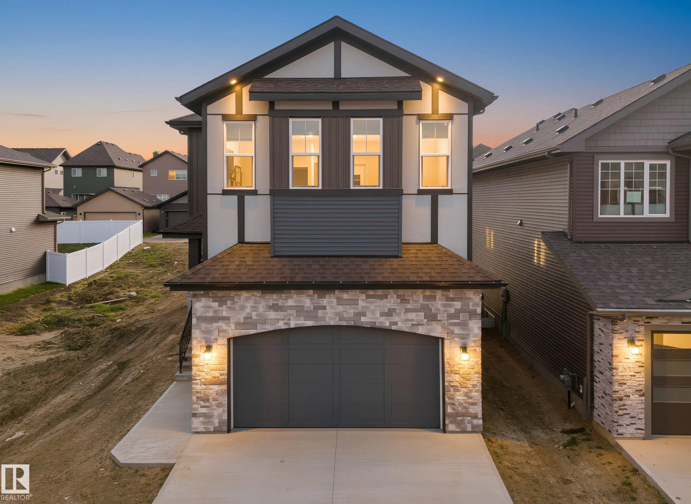 1113 GYRFALCON Crescent