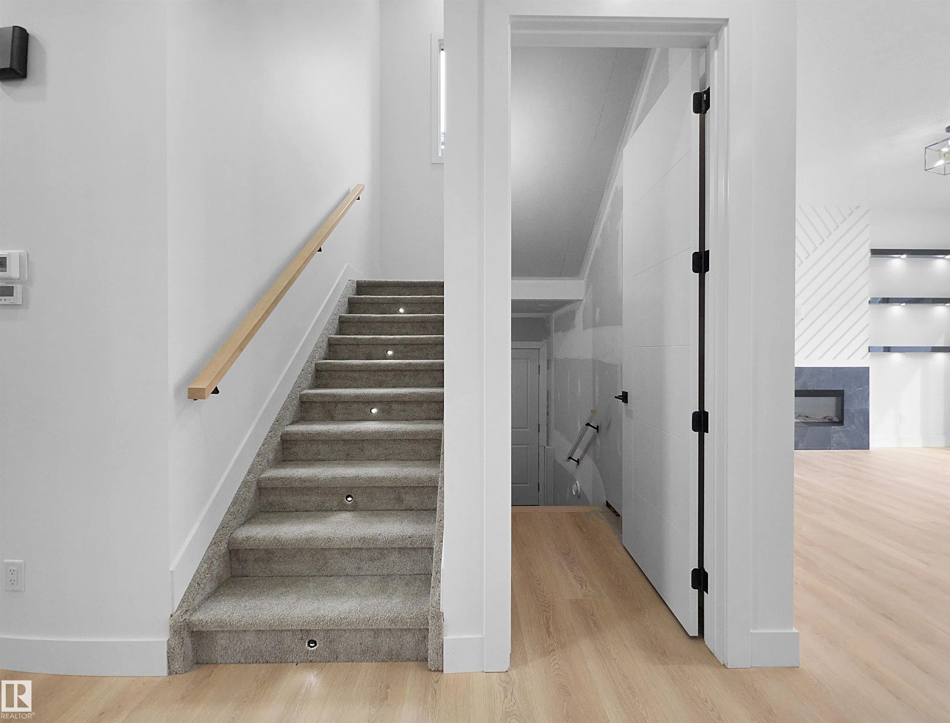 1107 GYRFALCON Crescent