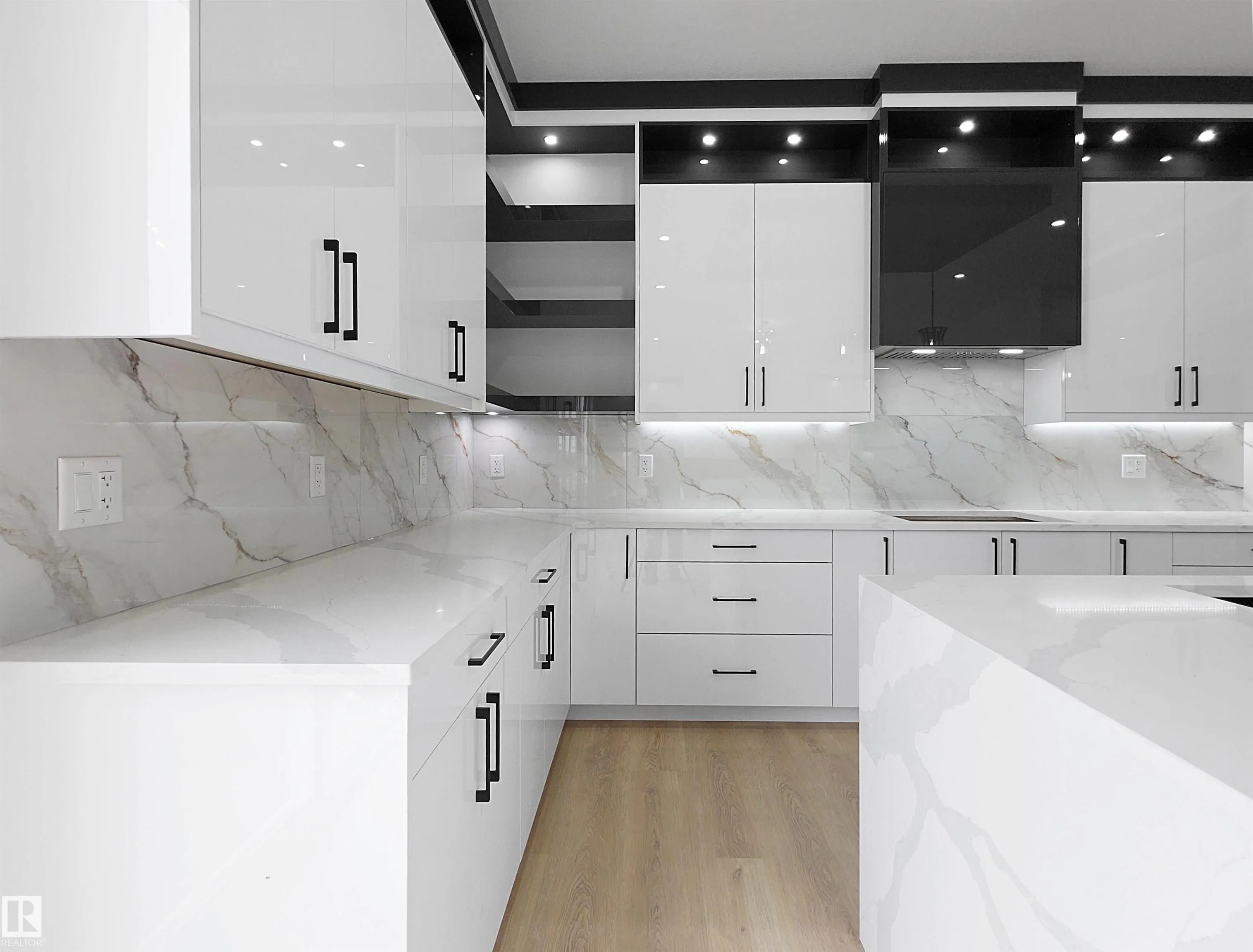 1107 GYRFALCON Crescent