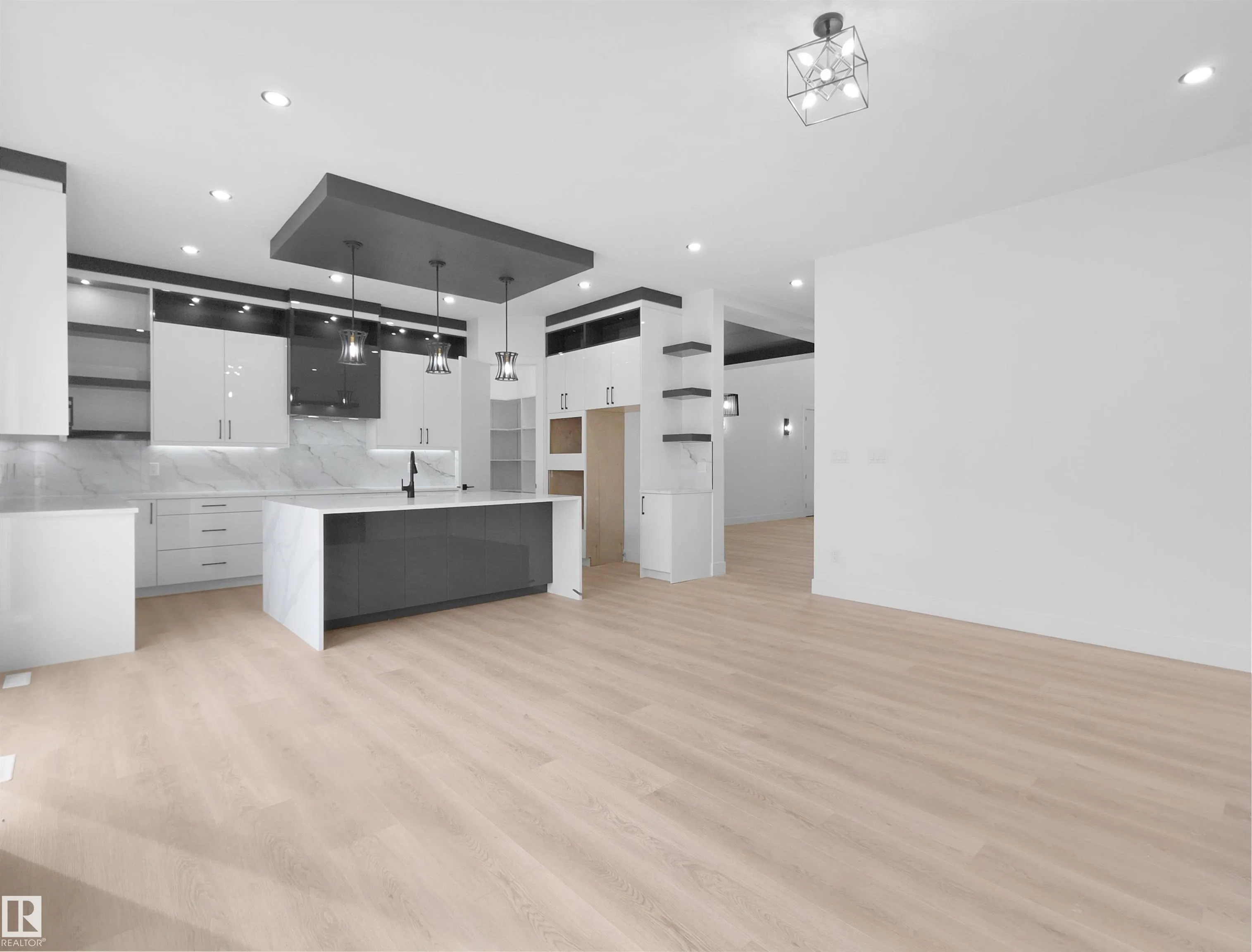 1107 GYRFALCON Crescent