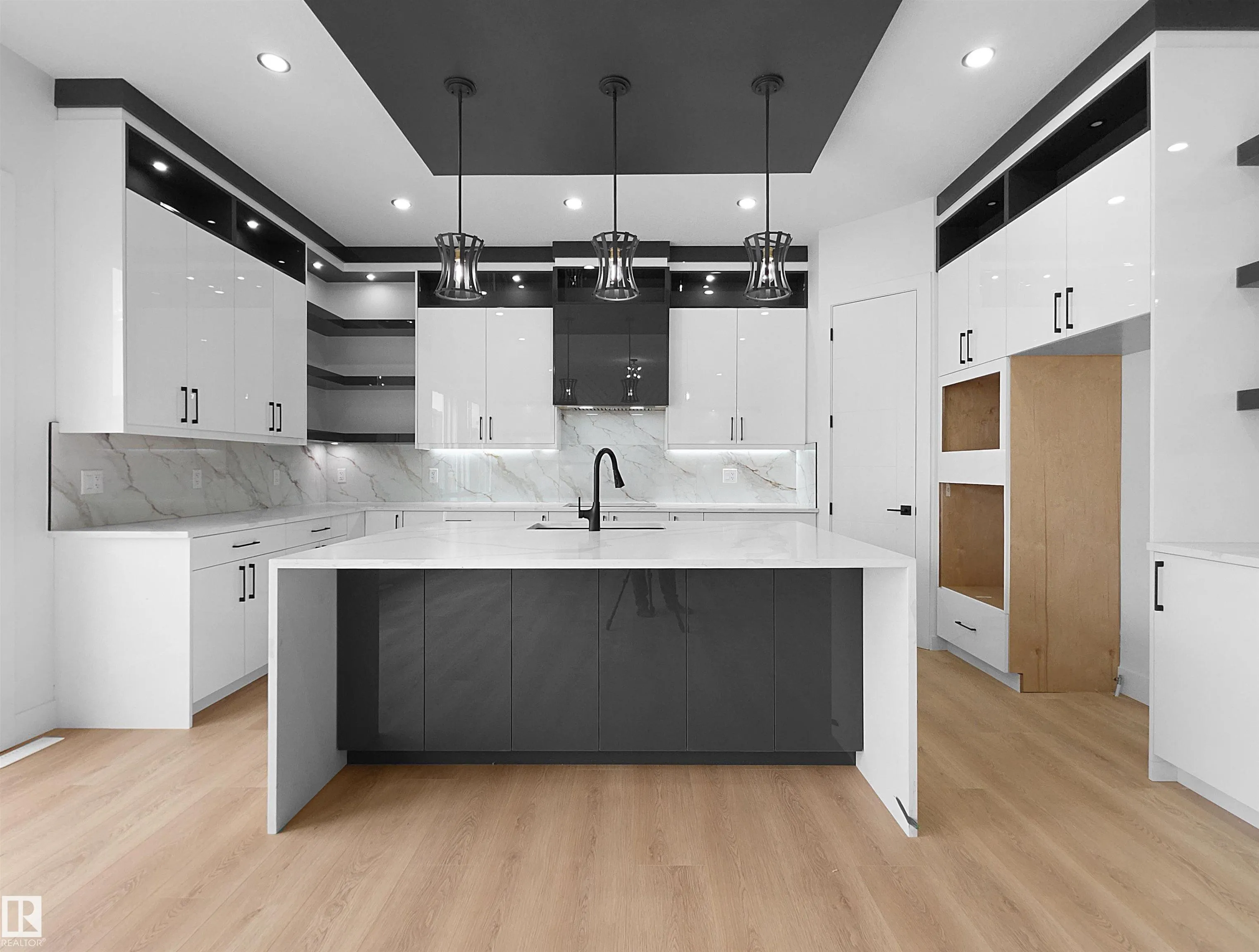 1107 GYRFALCON Crescent