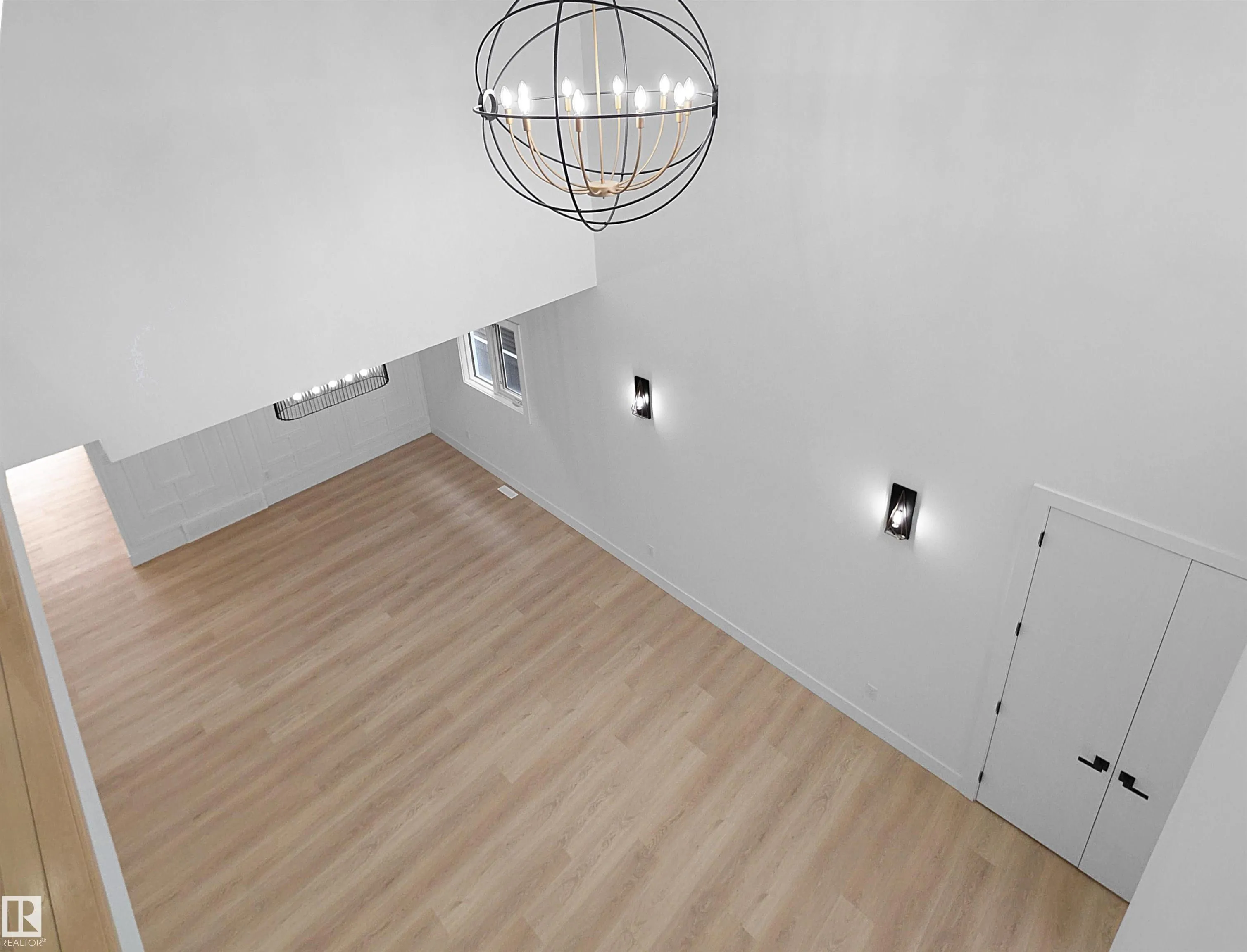 1107 GYRFALCON Crescent