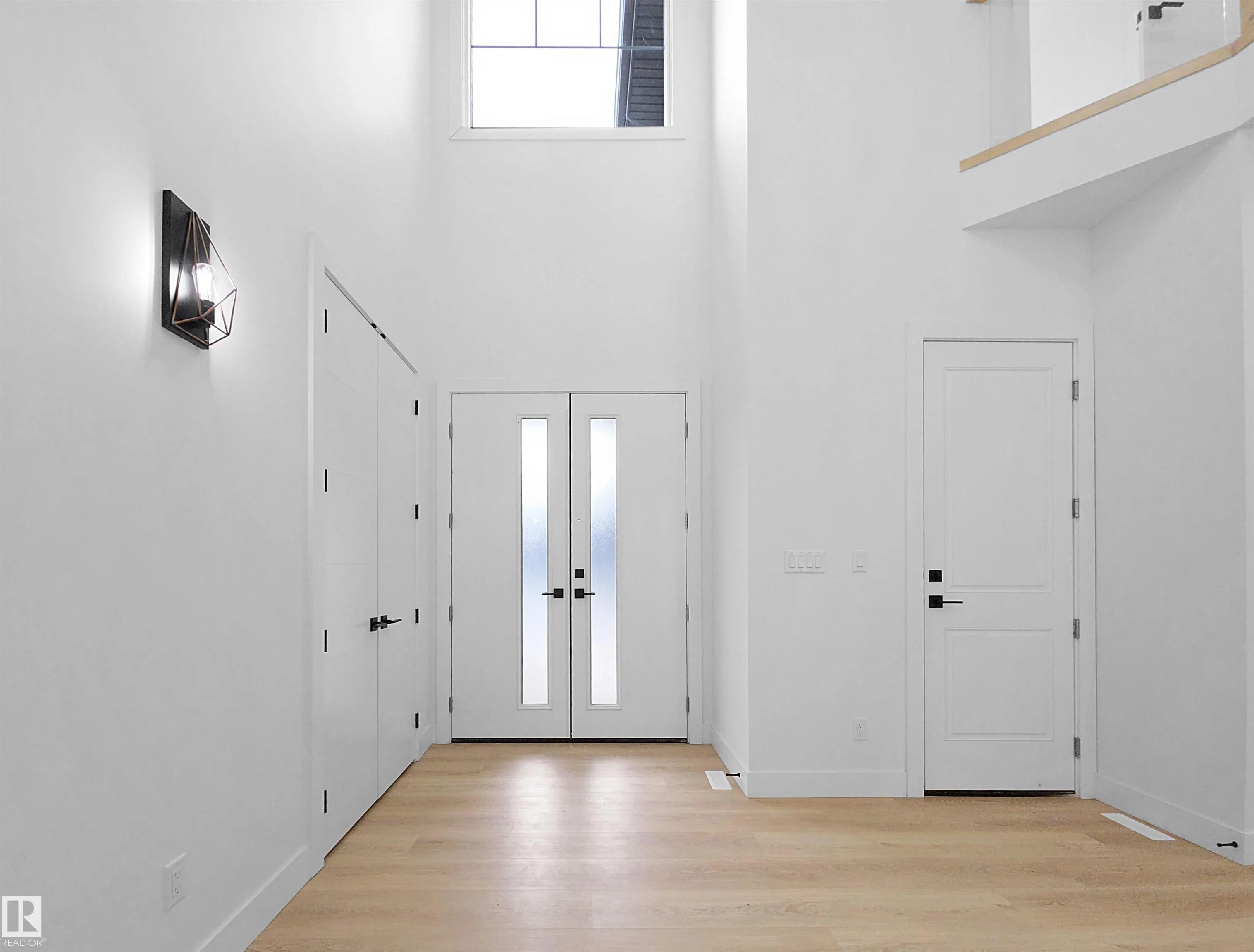 1107 GYRFALCON Crescent