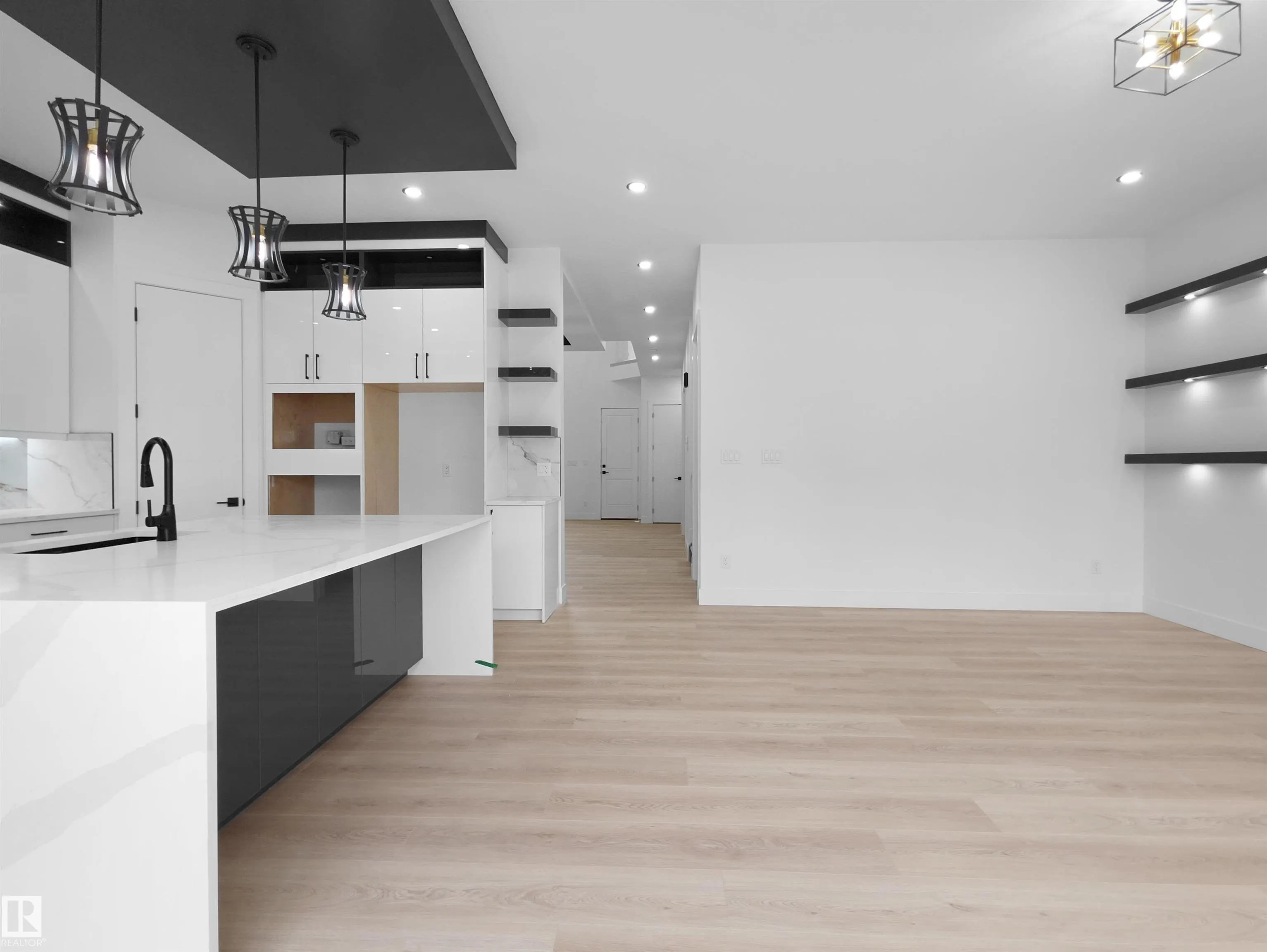 1107 GYRFALCON Crescent