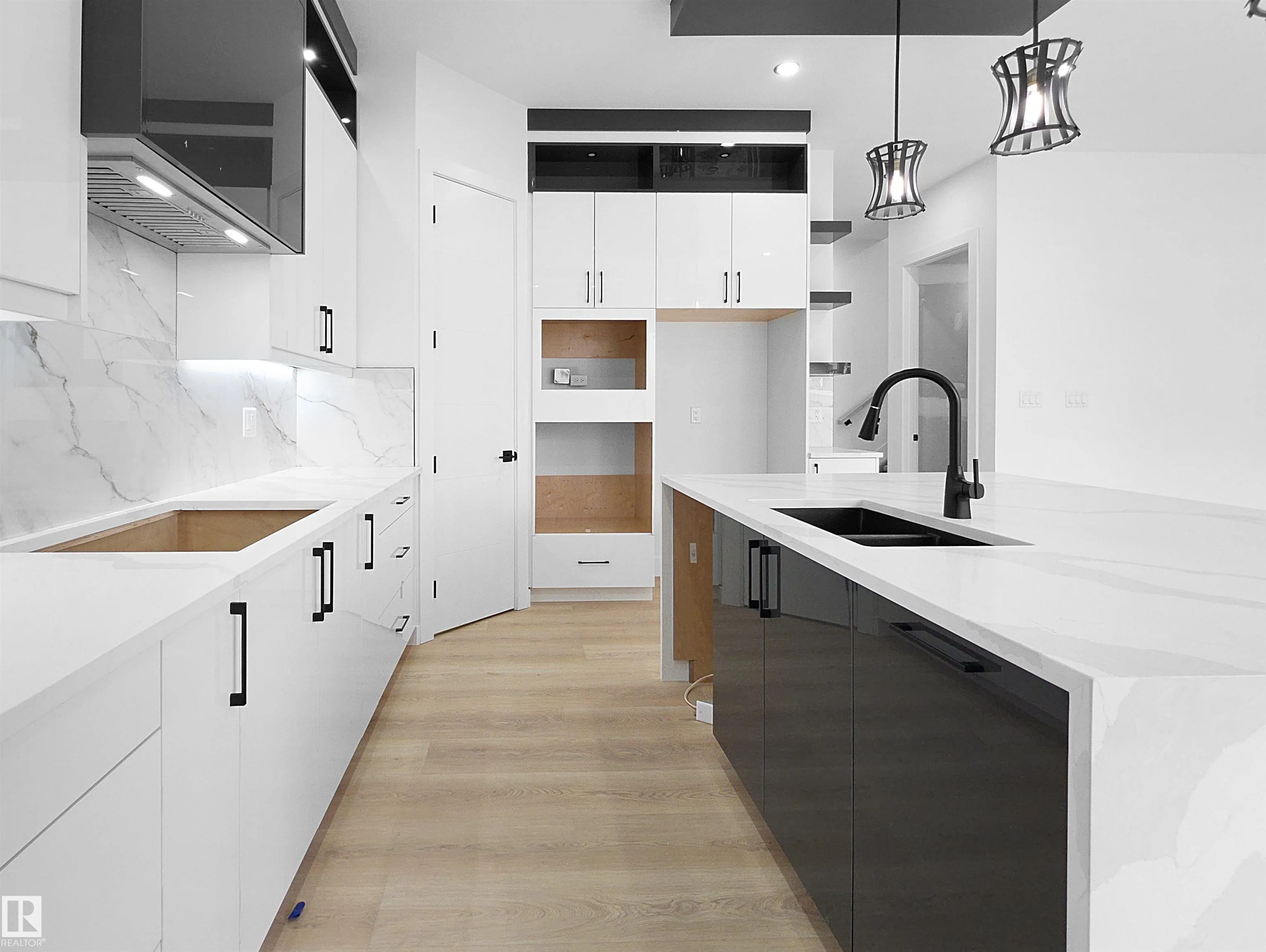 1107 GYRFALCON Crescent