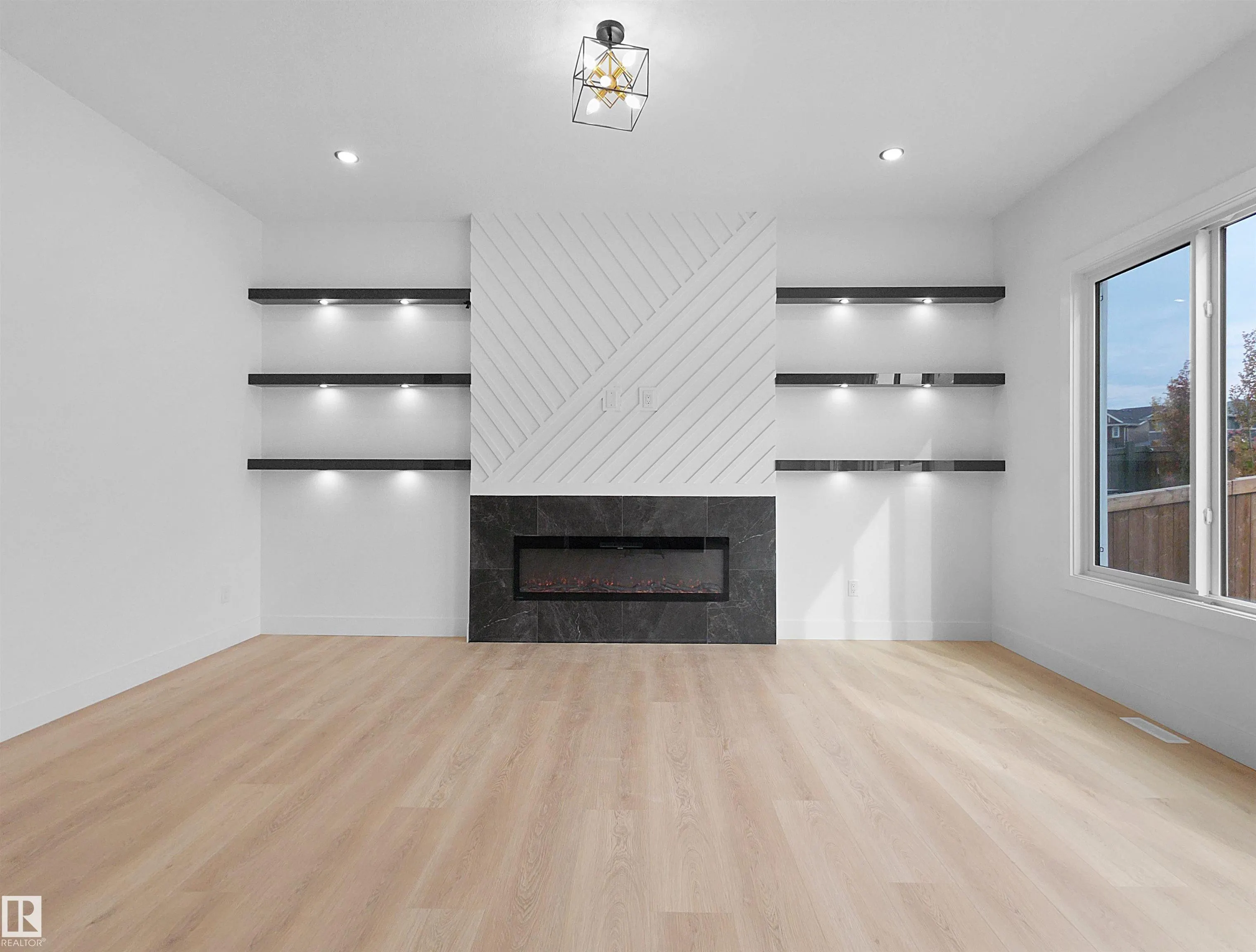 1107 GYRFALCON Crescent