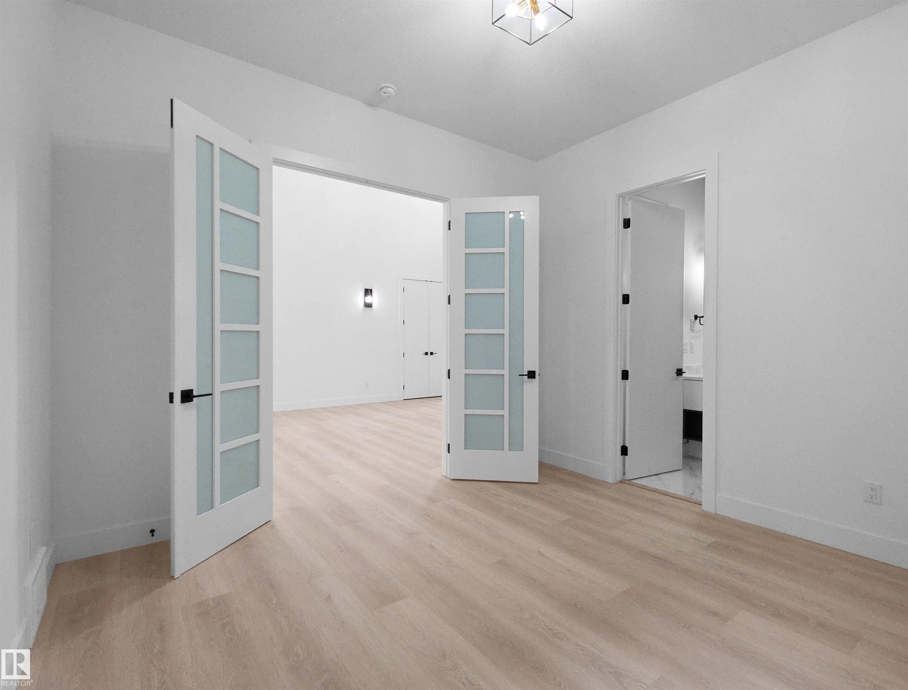 1107 GYRFALCON Crescent