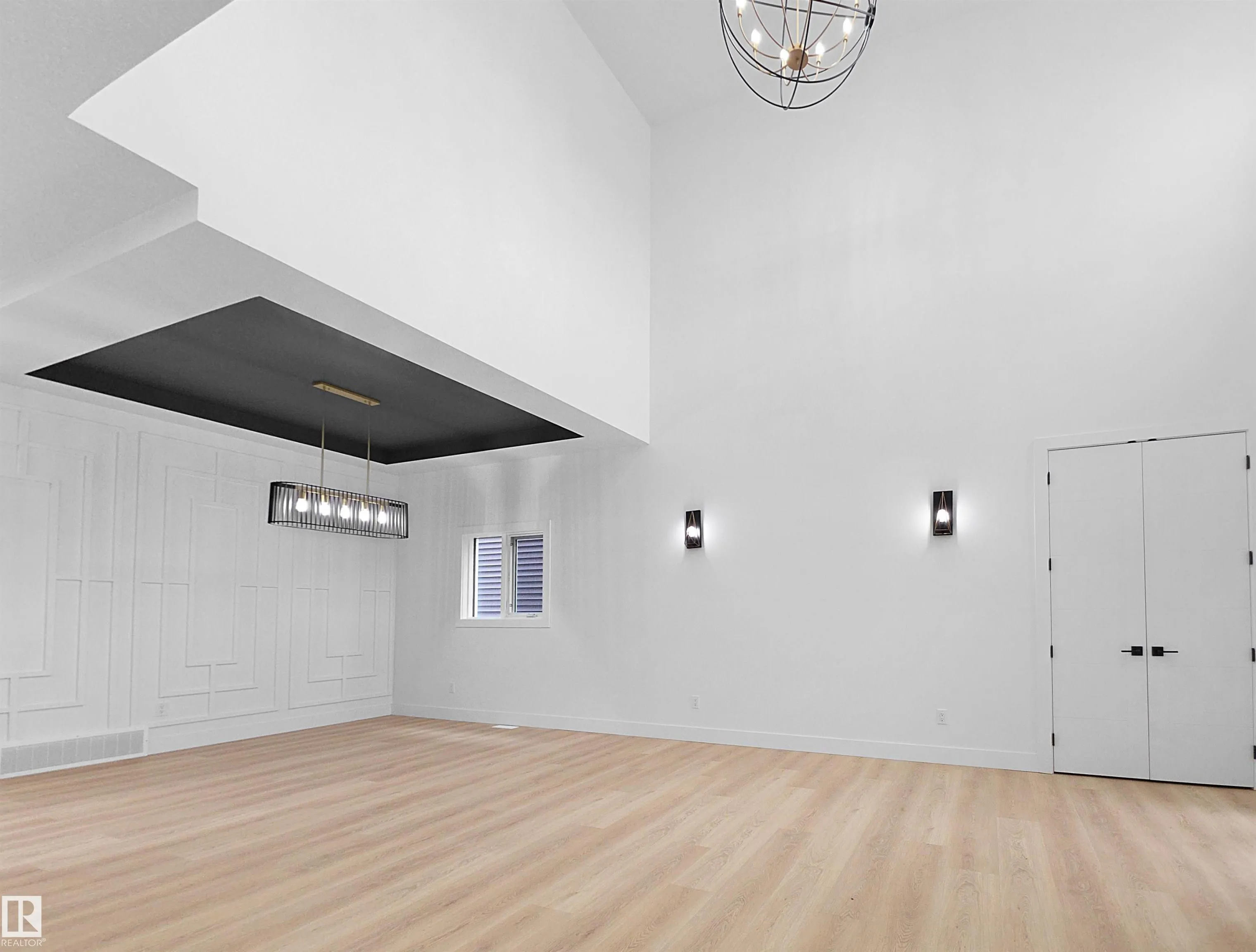1107 GYRFALCON Crescent
