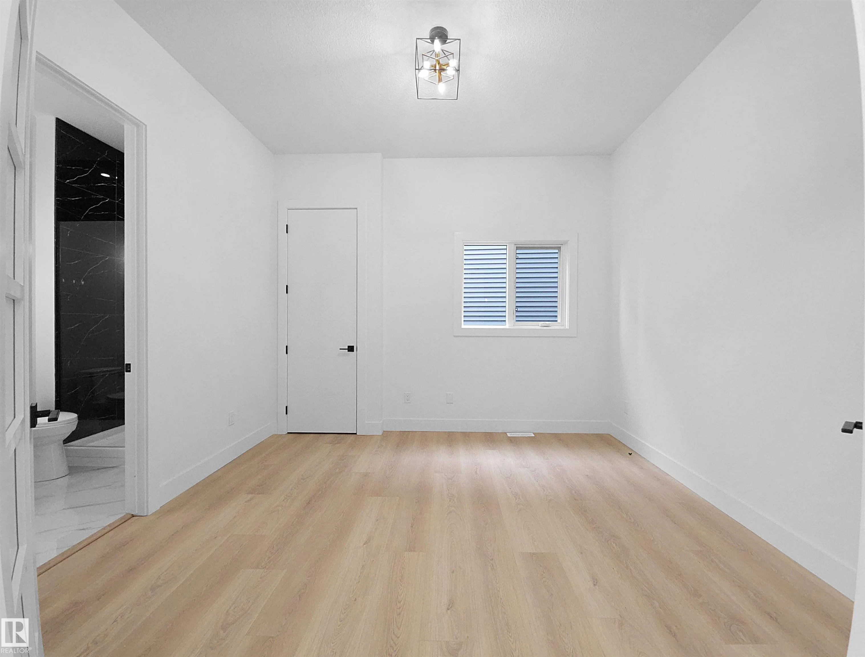 1107 GYRFALCON Crescent